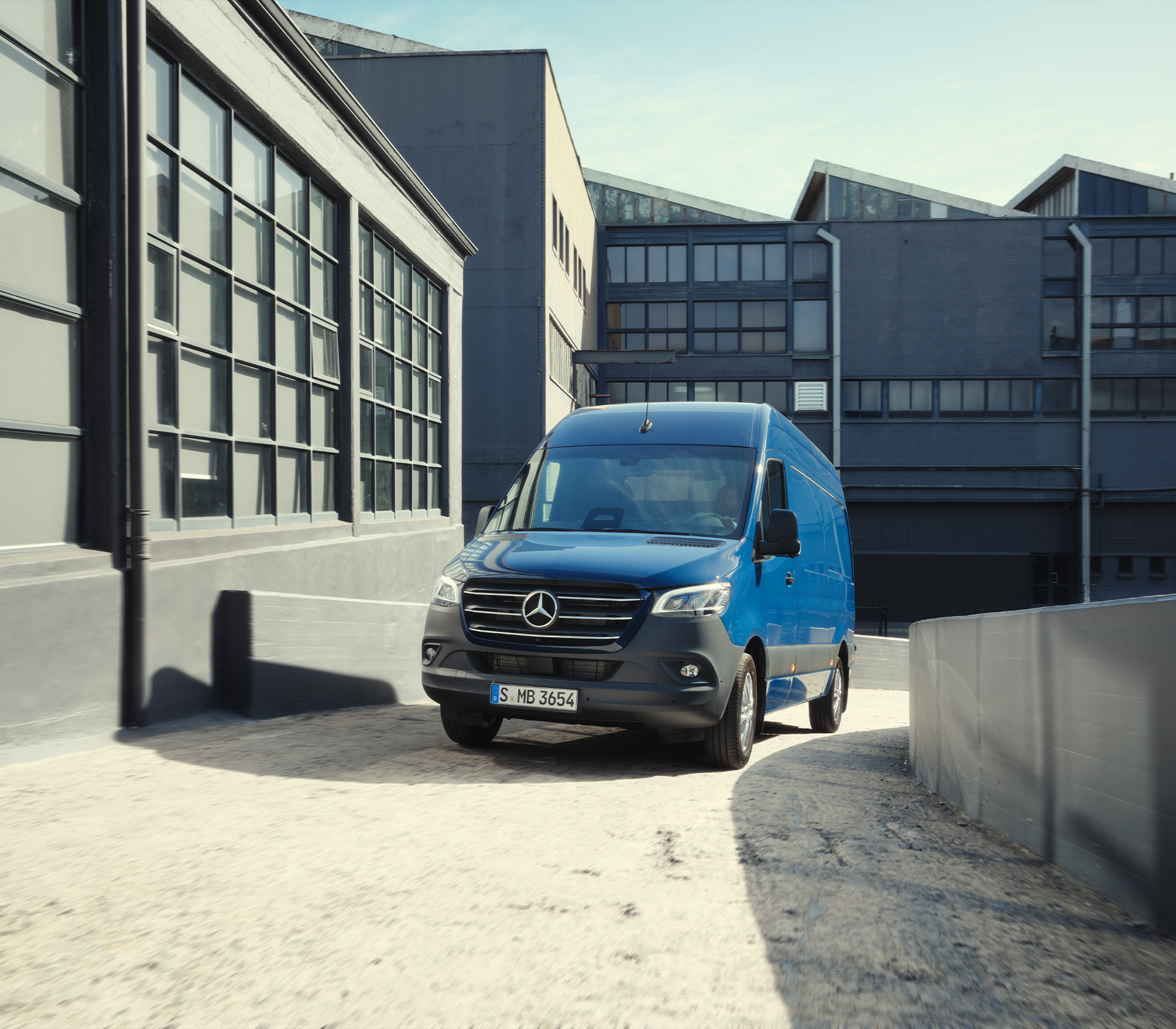 Mercedes-Benz Sprinter in Blau fährt aus einer Garage hoch