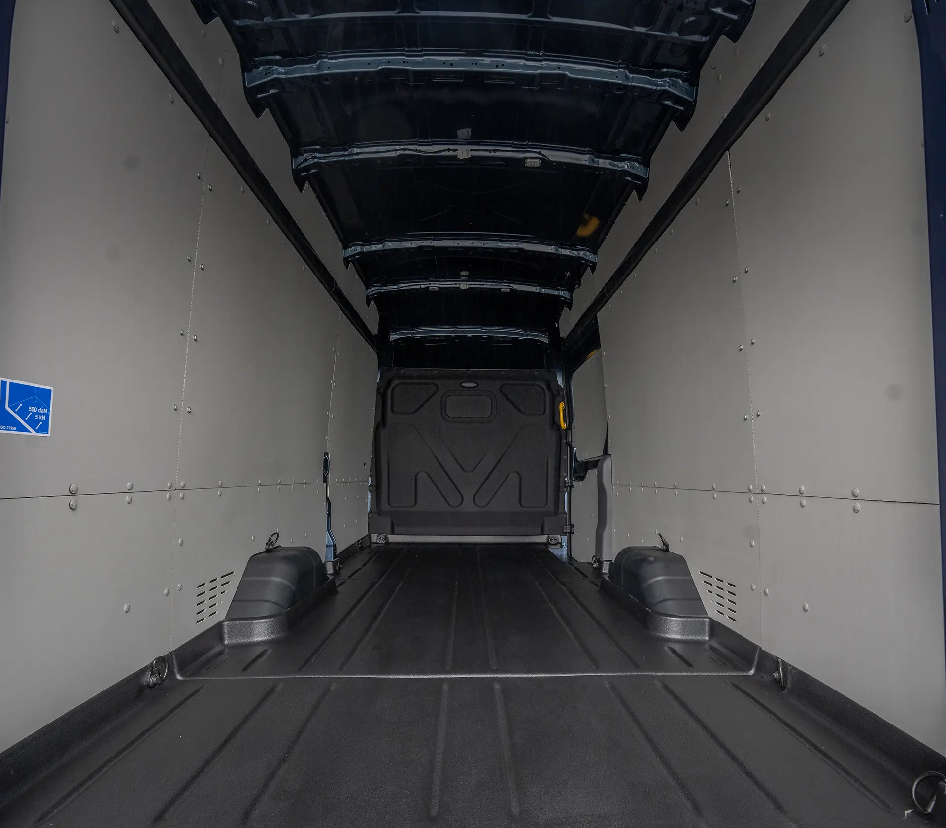 ein leerer Innenraum des E-Transit