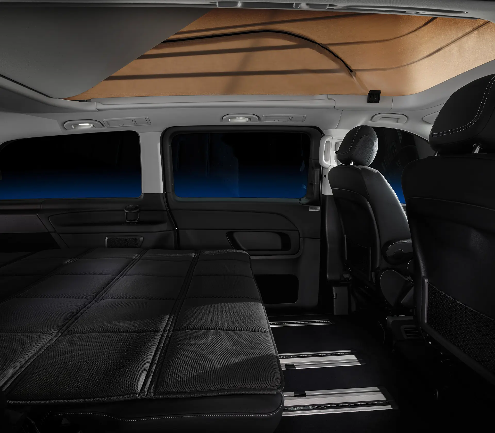 Mercedes-Benz V-Klasse-MP-HORIZON umgeklappte Sitze umd die mögliche Schalffläche zu visualisieren