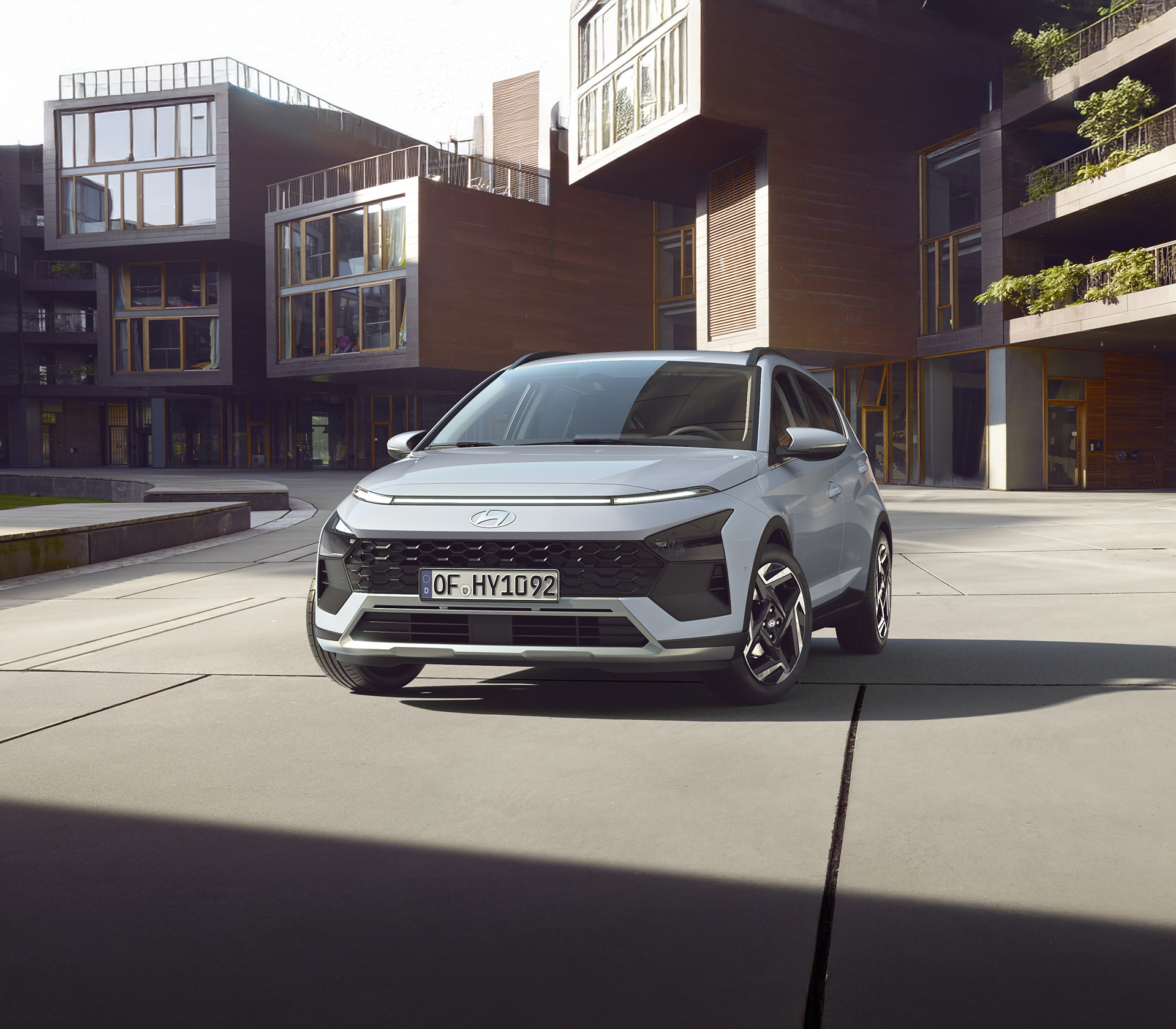 Hyundai BAYON von vorne auf einem Parkplatz vor einem Gebäude