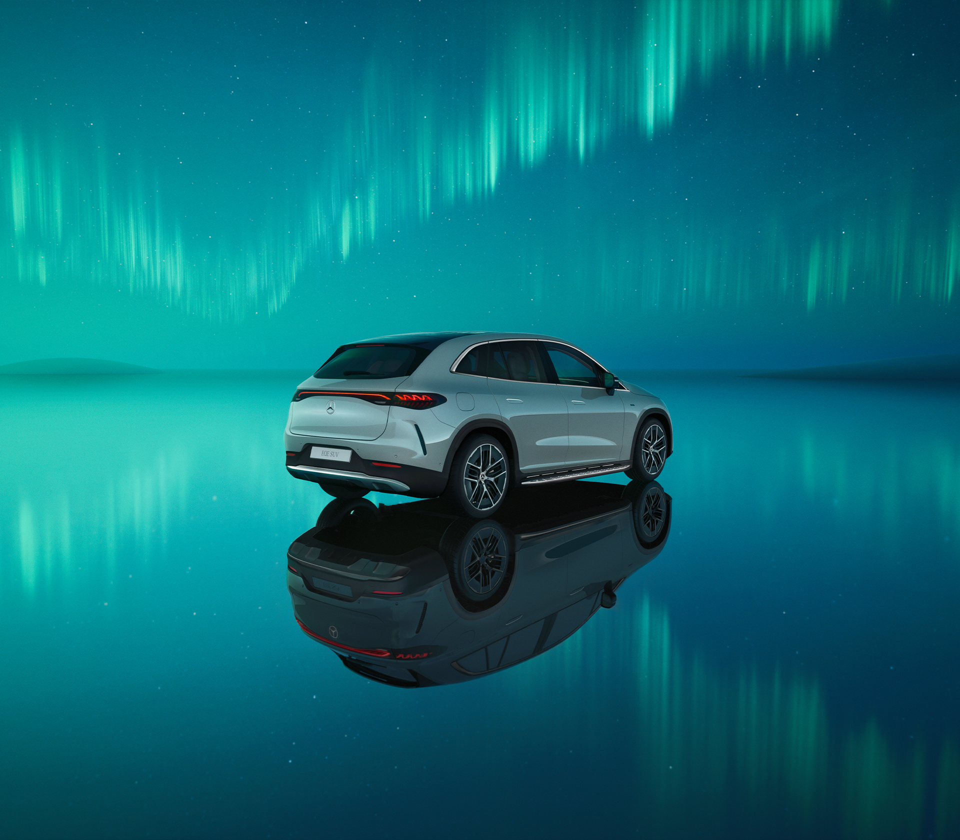 Mercedes-Benz EQE SUV in einer Umgebung mit Polarlichtern Seitenansicht