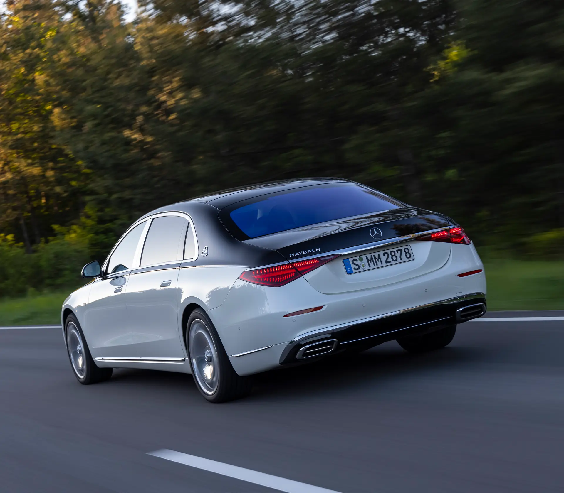 MErcedes-Maybach S-Klasse Heckansicht Driving Shot