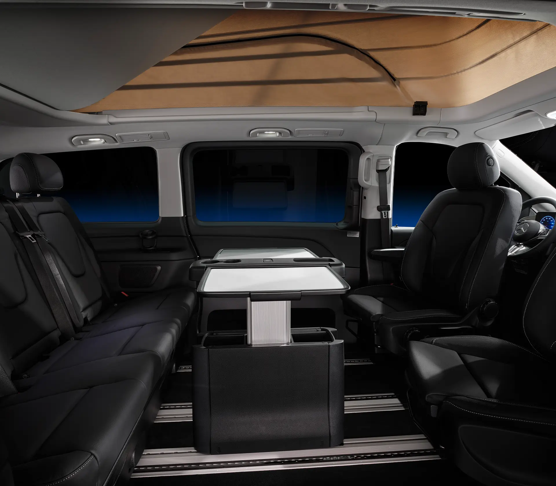 Mercedes-Benz V-Klasse-MP-HORIZON Innenraum gedrehte Frontsitze und der Tisch in der Mitte