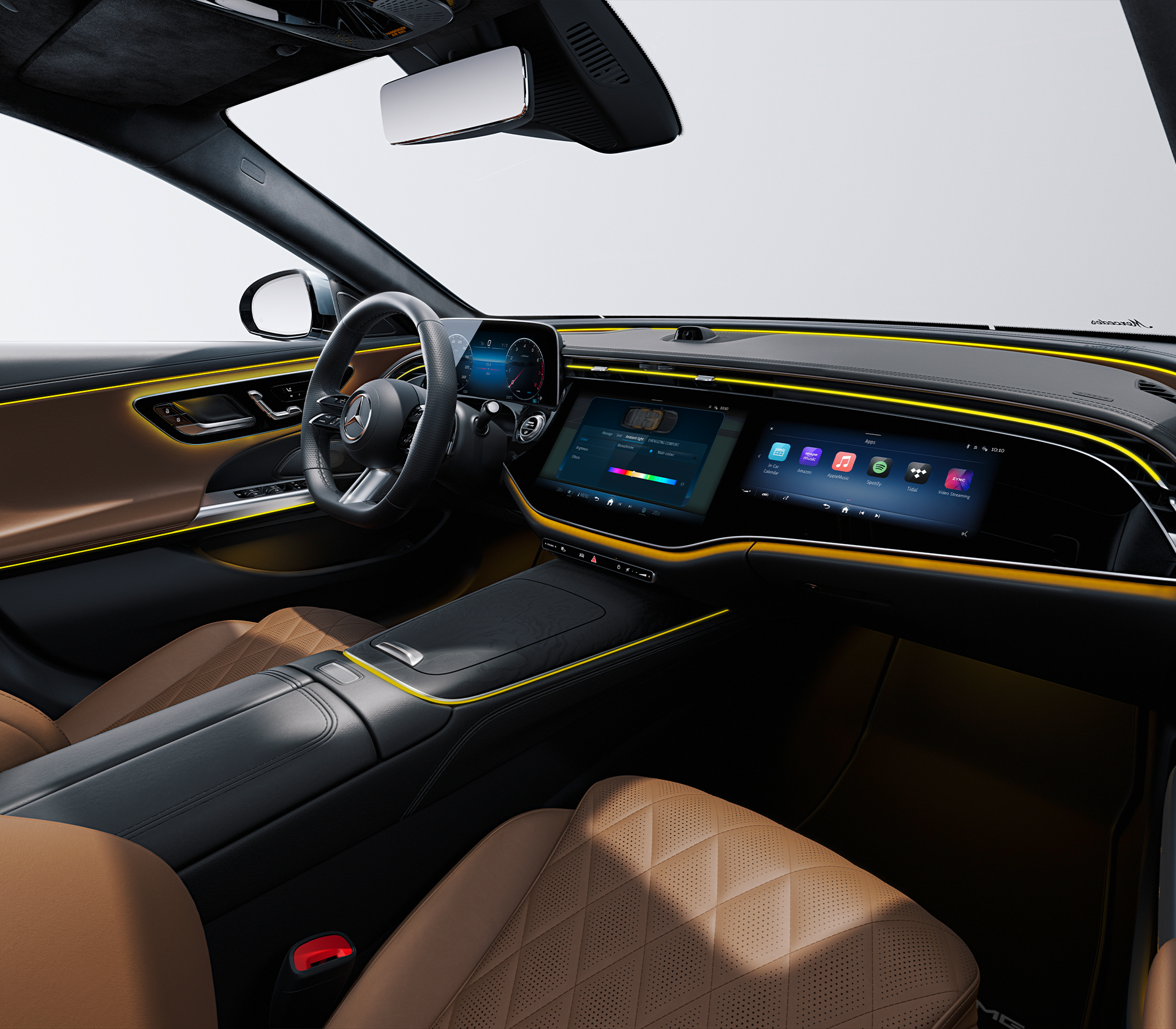 Mercedes-Benz E-Klasse T-Modell in Studioumgebung Innenraum mit gelben Akzenten, braunen Ledersitzen, man sieht das Lenkrad und den Bildschirm
