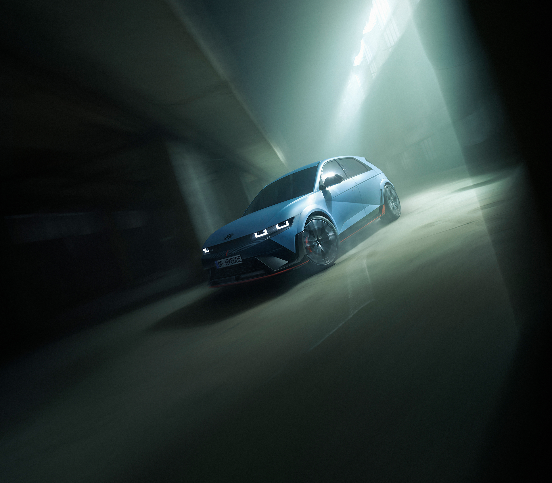 Hyundai IONIQ 9 von der Seite  in blau in einem geschlossenem Raum, durch das von oben kommende Licht wirkt das Bild vernebelt