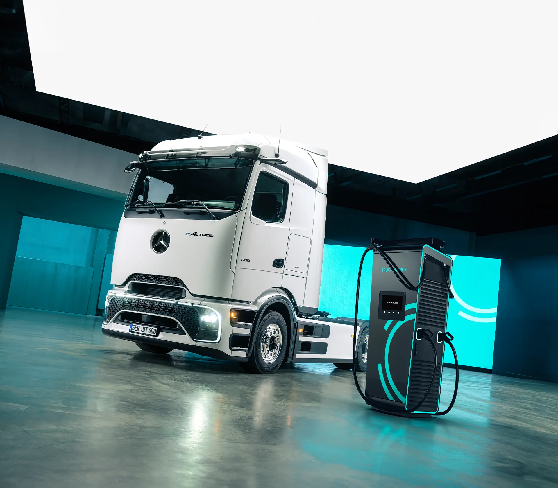 eActros 600 hinter einer Wallbox