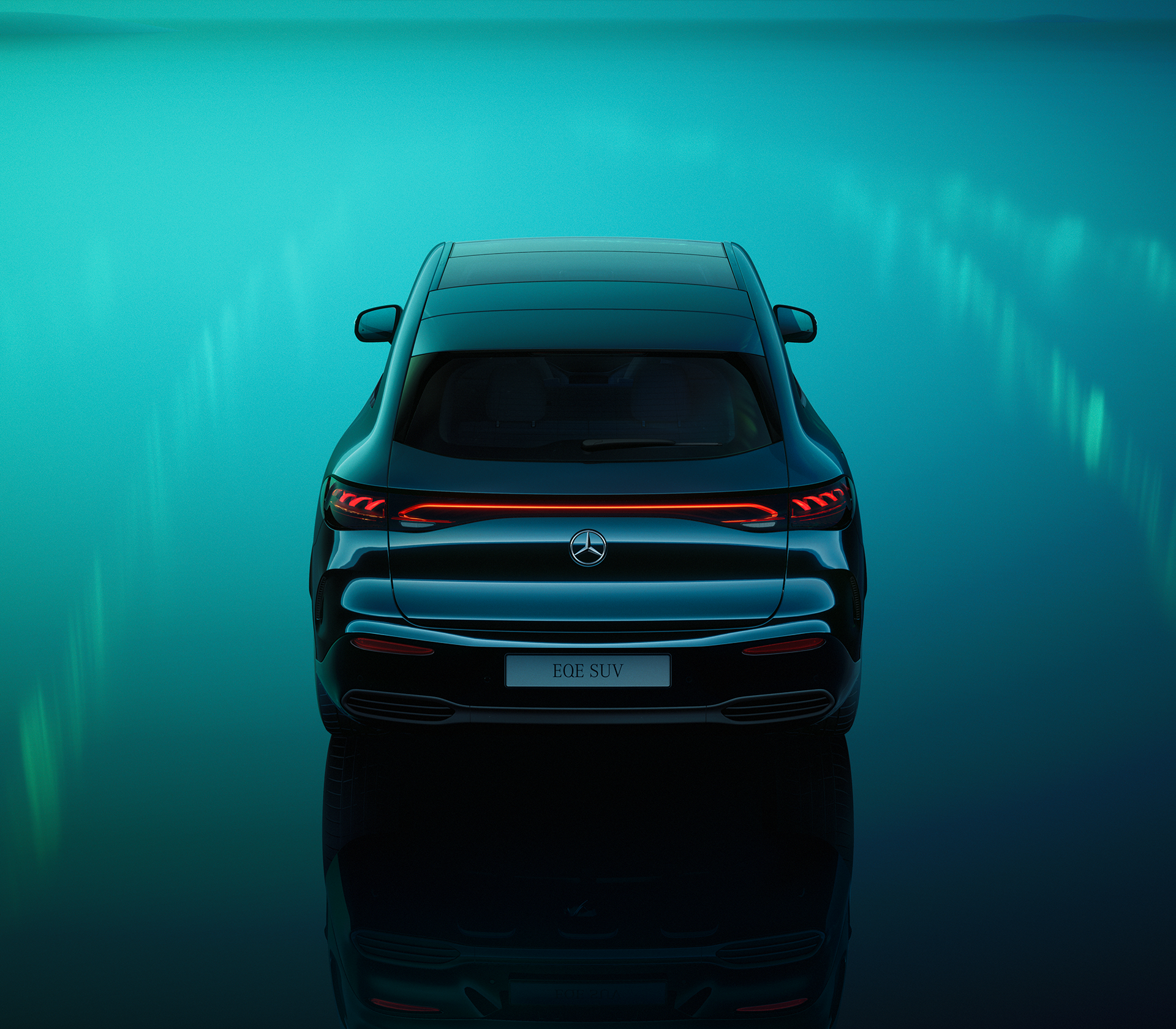 Mercedes-Benz EQE SUV in einer Umgebung mit Polarlichtern Heckansciht