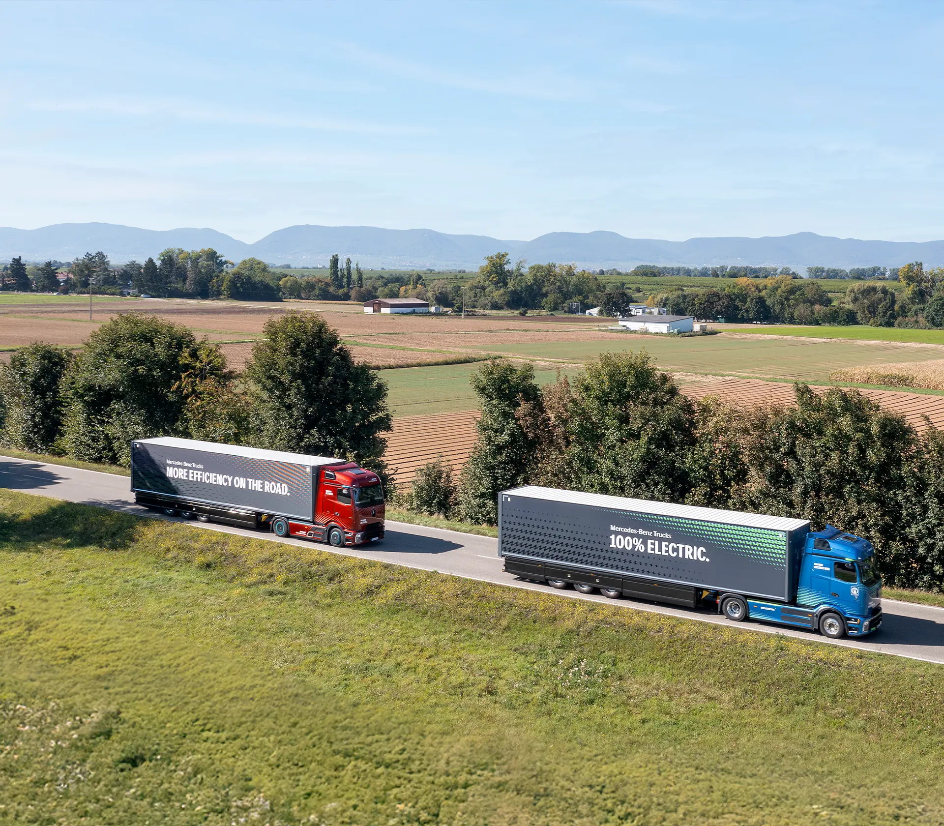 Actros L und e Actros fahren hintereinander