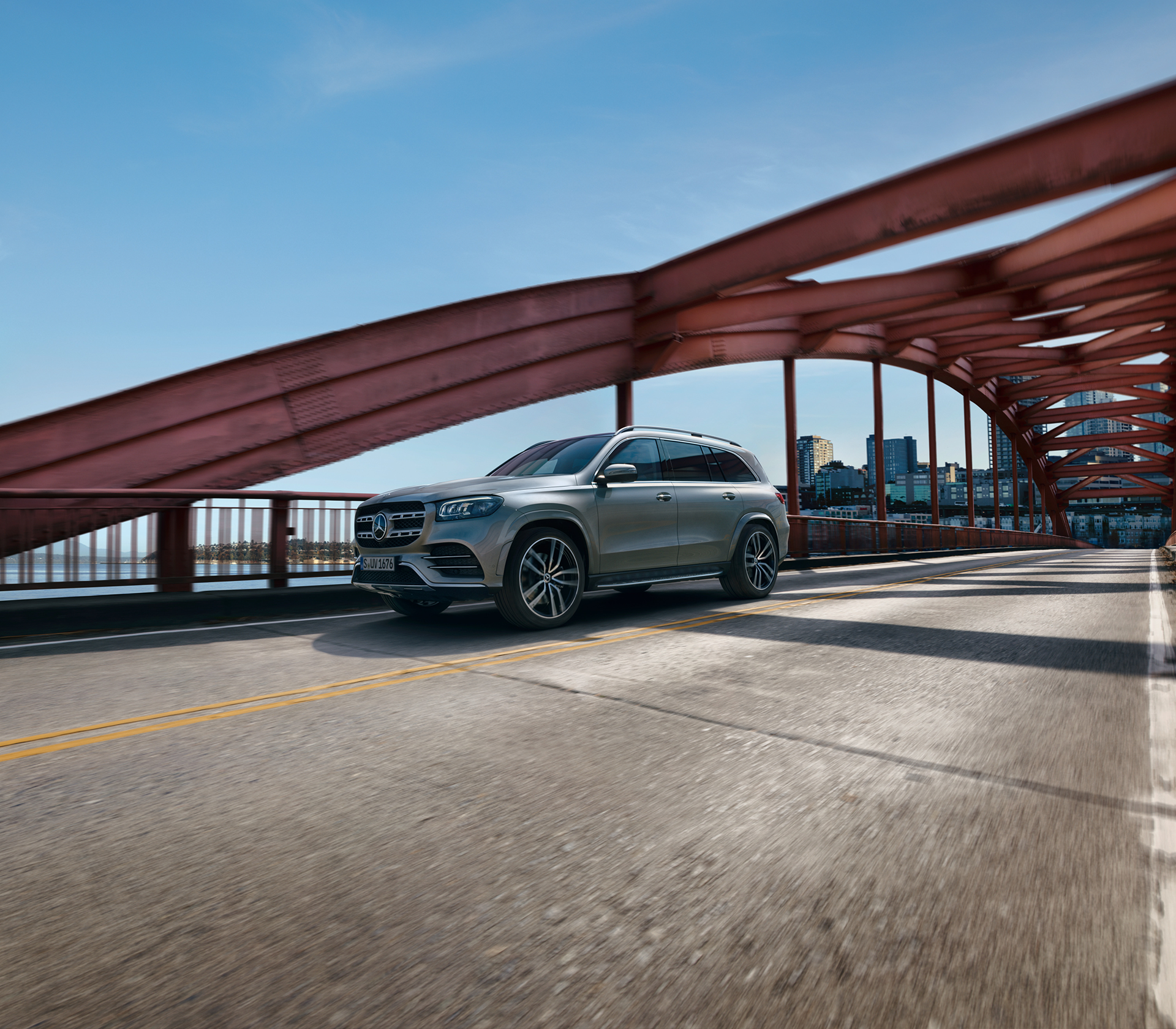 Mercedes Benz GLS fährt auf einer Brück die rot ist.