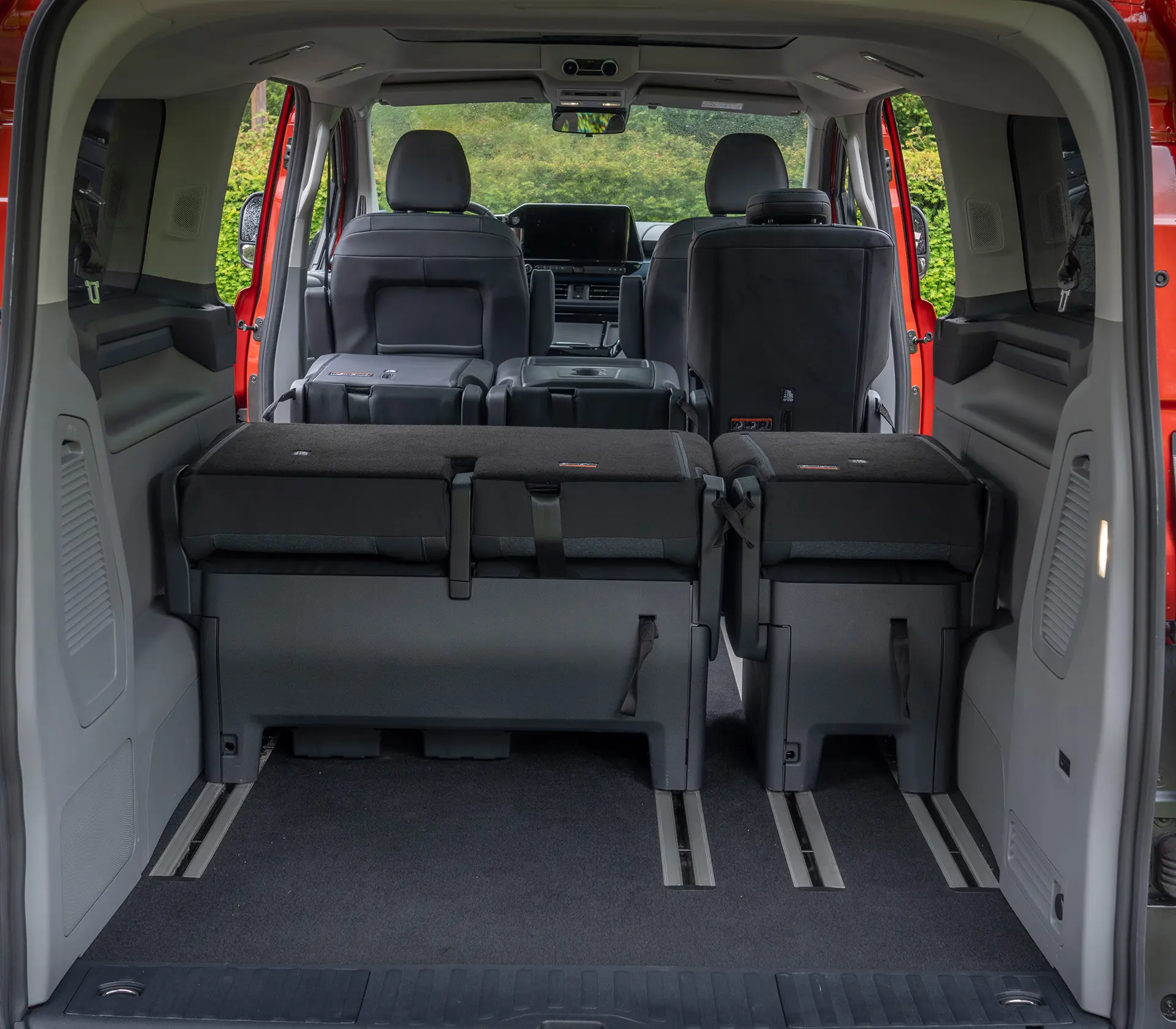 Innenraum des Ford Tourneo - Custom mit umgeklappten Sitzen