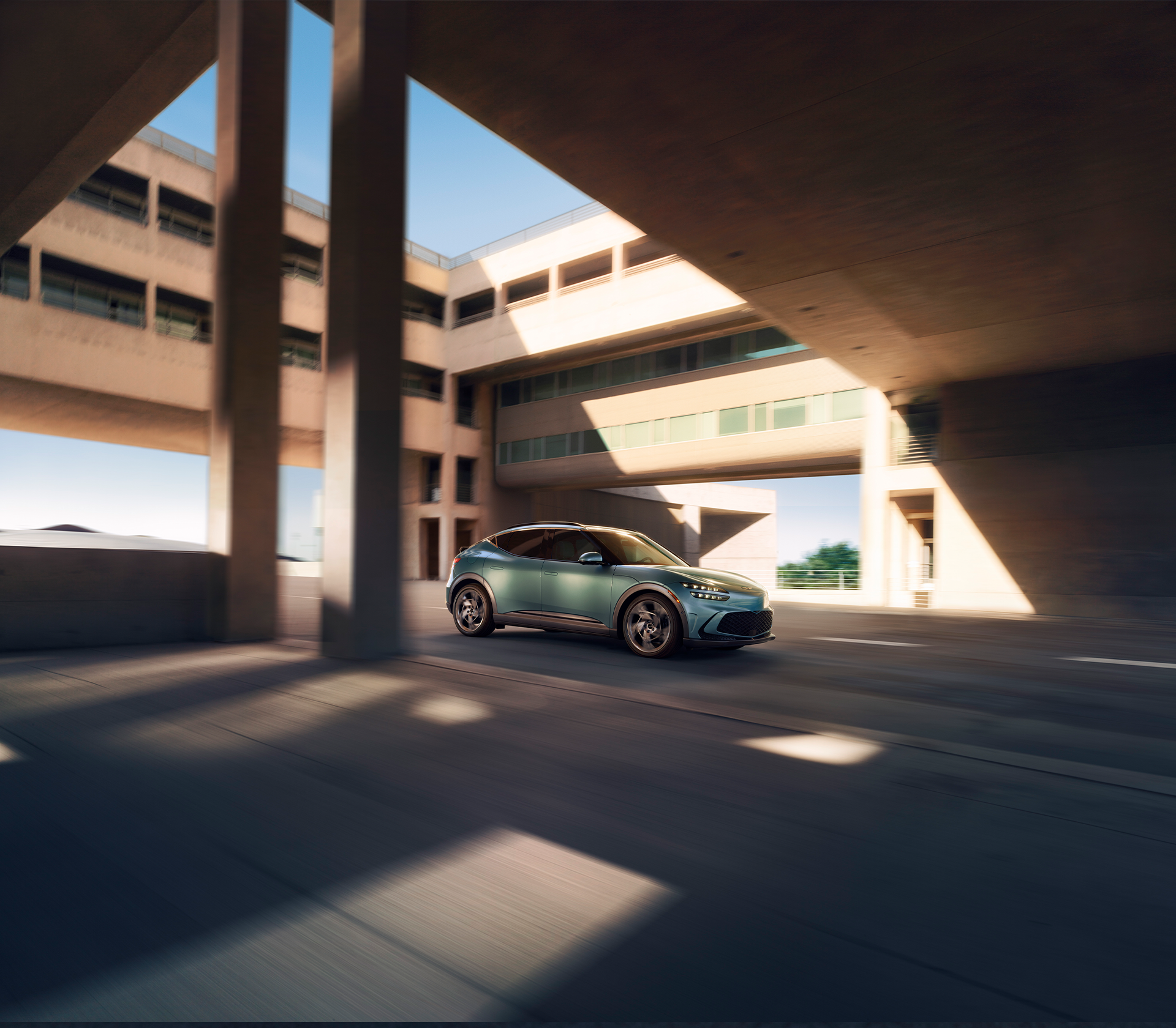 Genesis GV 60 steht in der Mitte eines Innenhofs eines Gebäudes