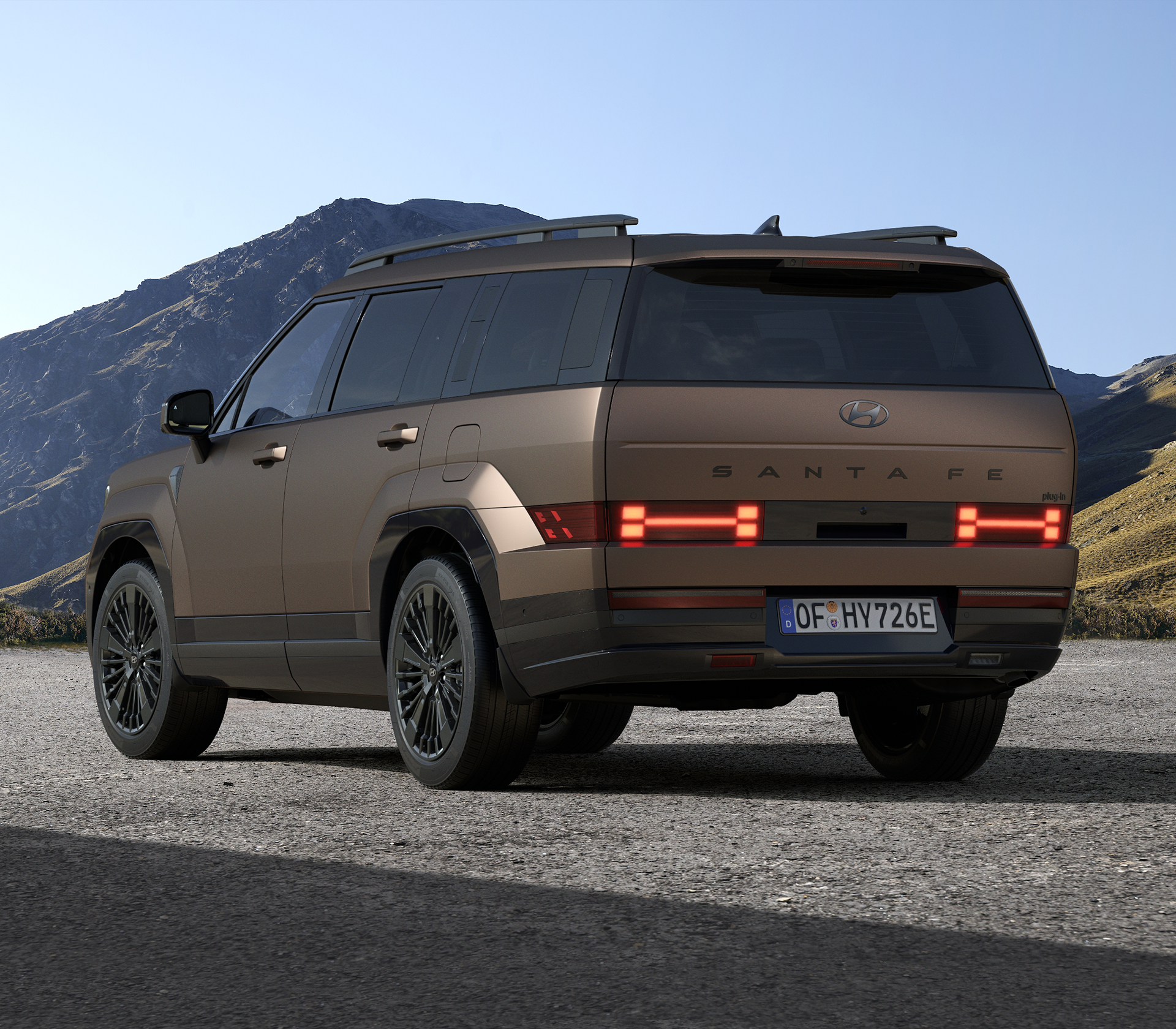 Hyundai SANTA FE von hinten auf einer straüe mit bergen im Hintergrund