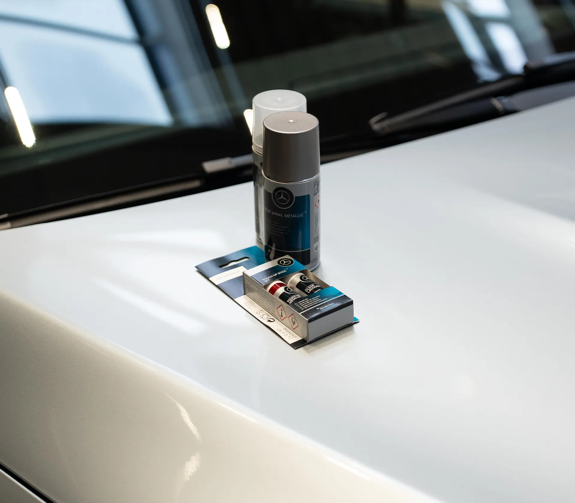 Mercedes-Benz Lackstifte und Sprühdosen auf einer Haube