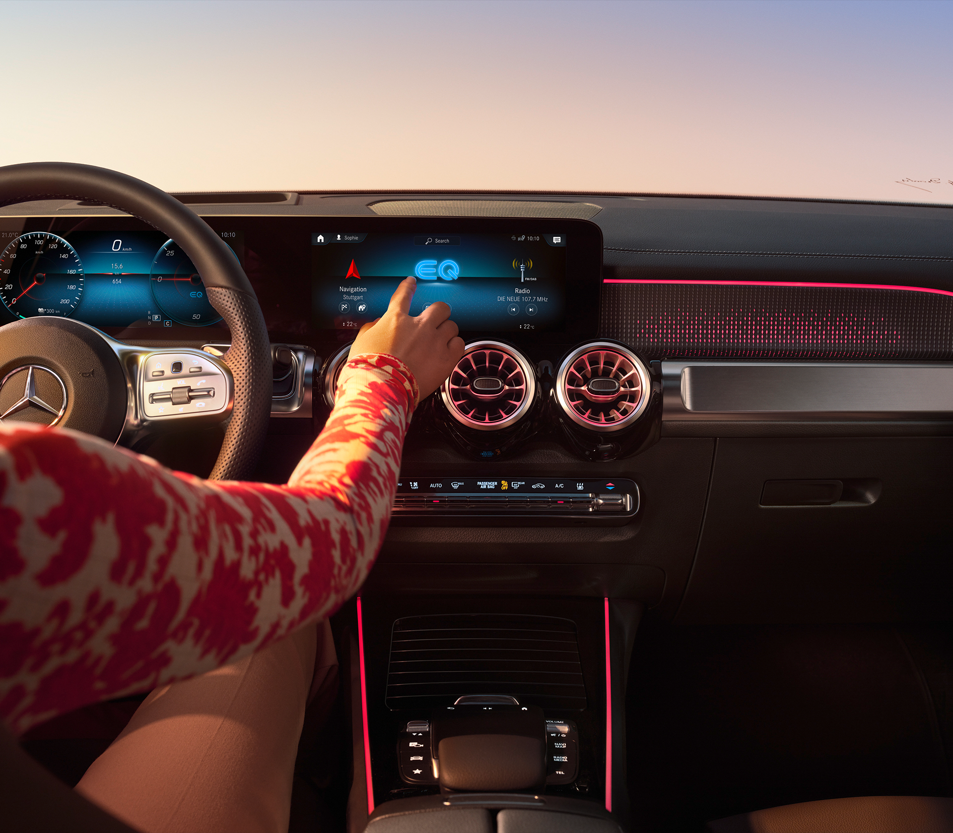 Mercedes-Benz EQB Frau Bedient Bildschirm