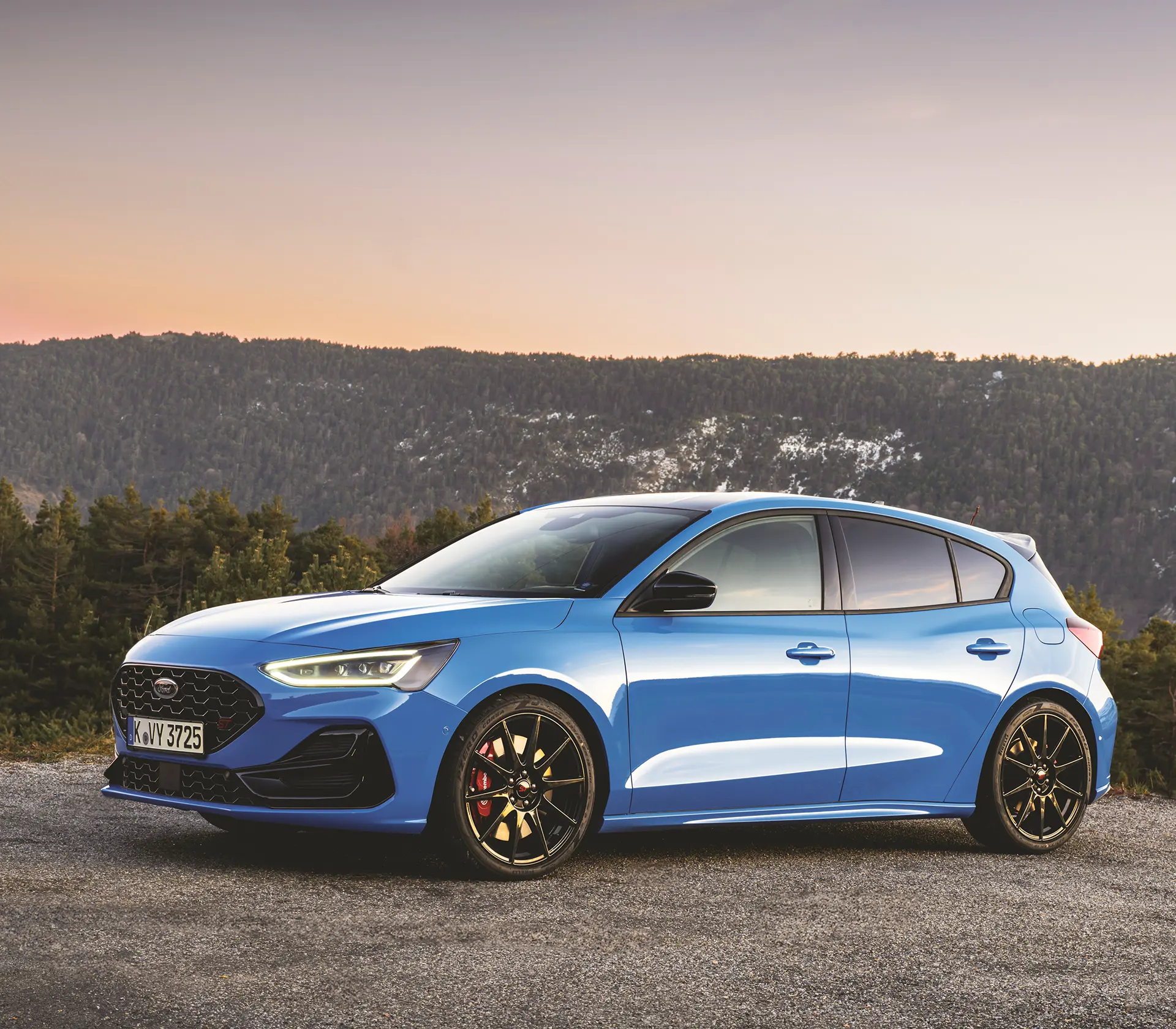 ein Focus ST von der seite vor Bergen