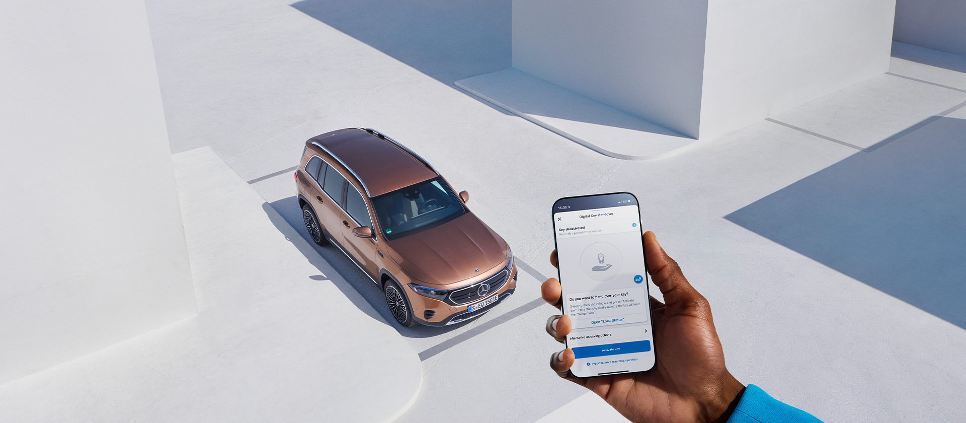 EIn Smartphone wird hochgehalten und im hintergrund sieht man ein Ato in einer Weißen Umgebung