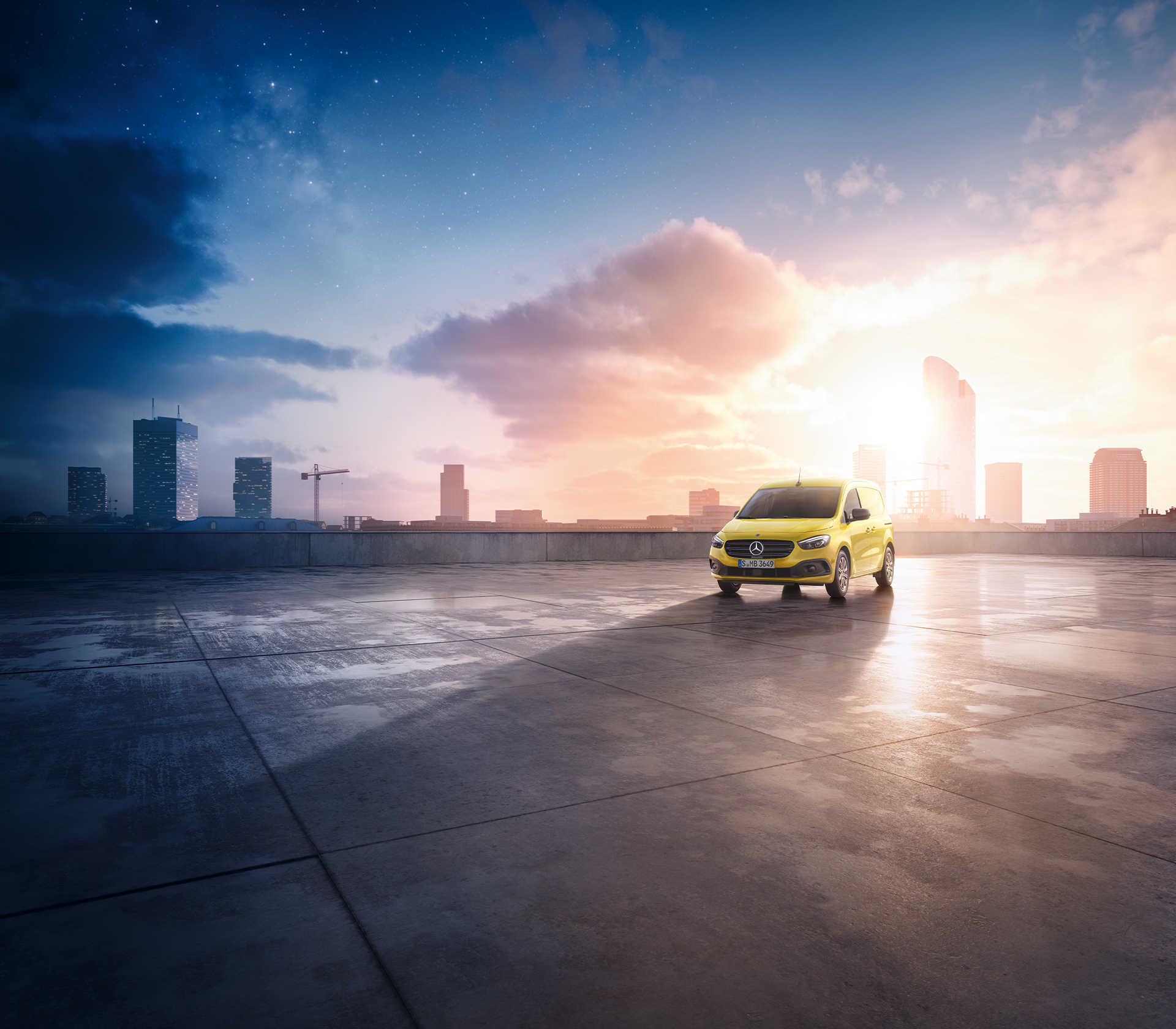 Gelber Mercedes-Benz Citan steht auf einem weiten Platz vor einer urbanen Skyline bei Sonnenaufgang