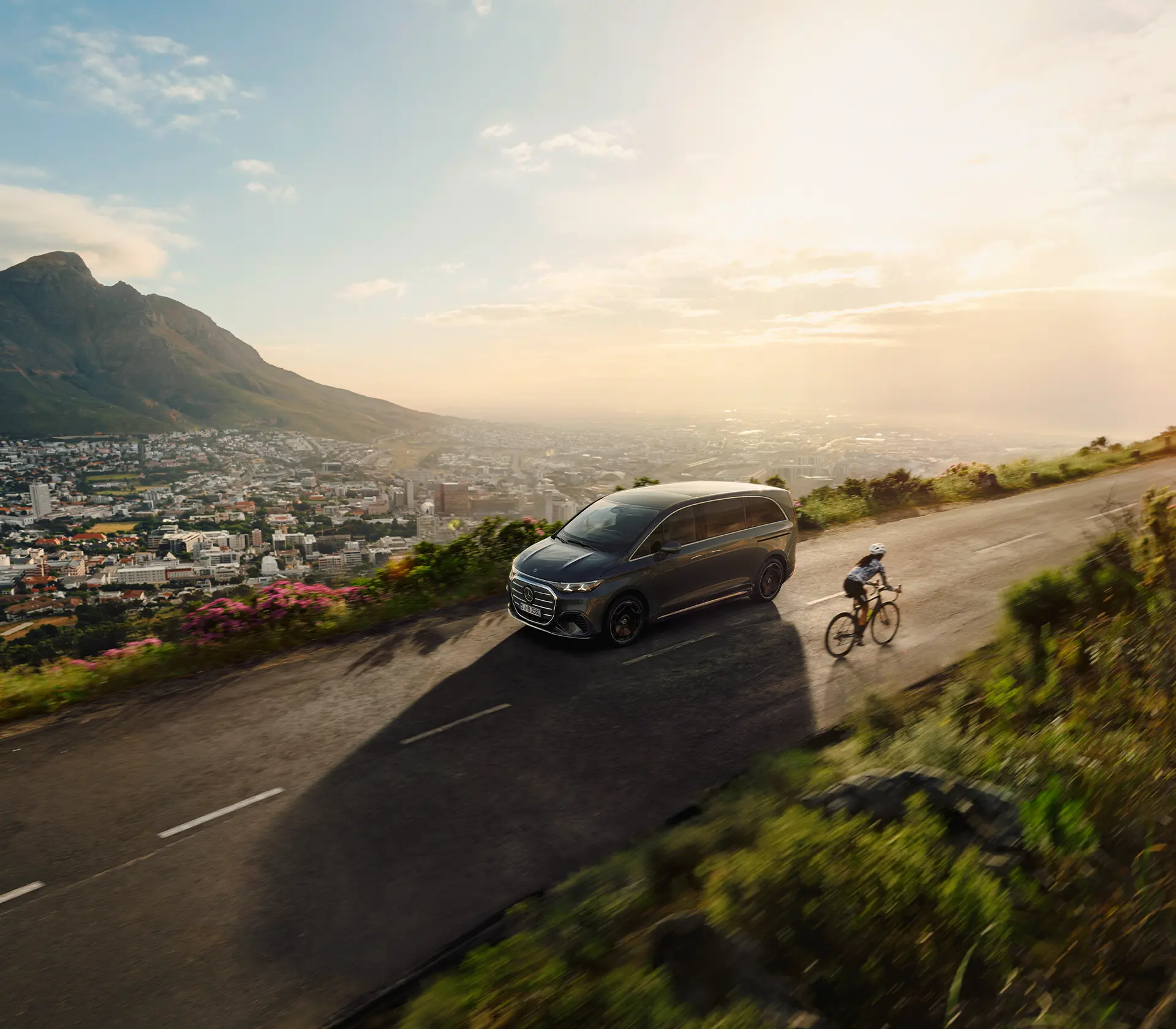 Der VLE fährt auf der Straße mit Aussicht auf die ganze Stadt