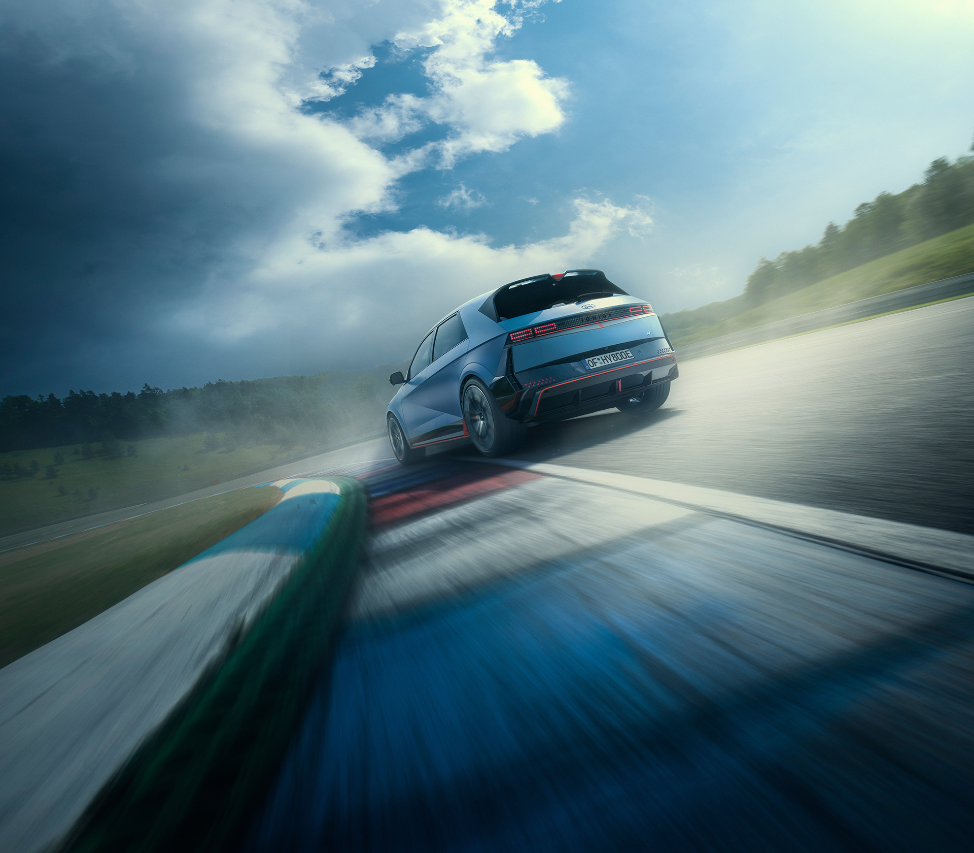 Hyundai IONIQ 9 von hinten auf einer Straße.