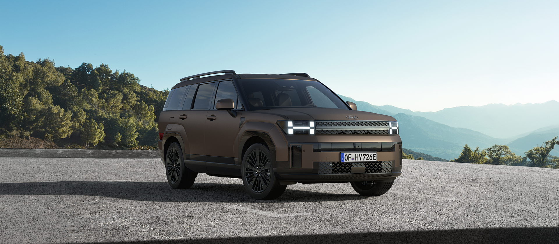 Hyundai SANTA FE schräg von vorne mit Bergen im Hintergrund