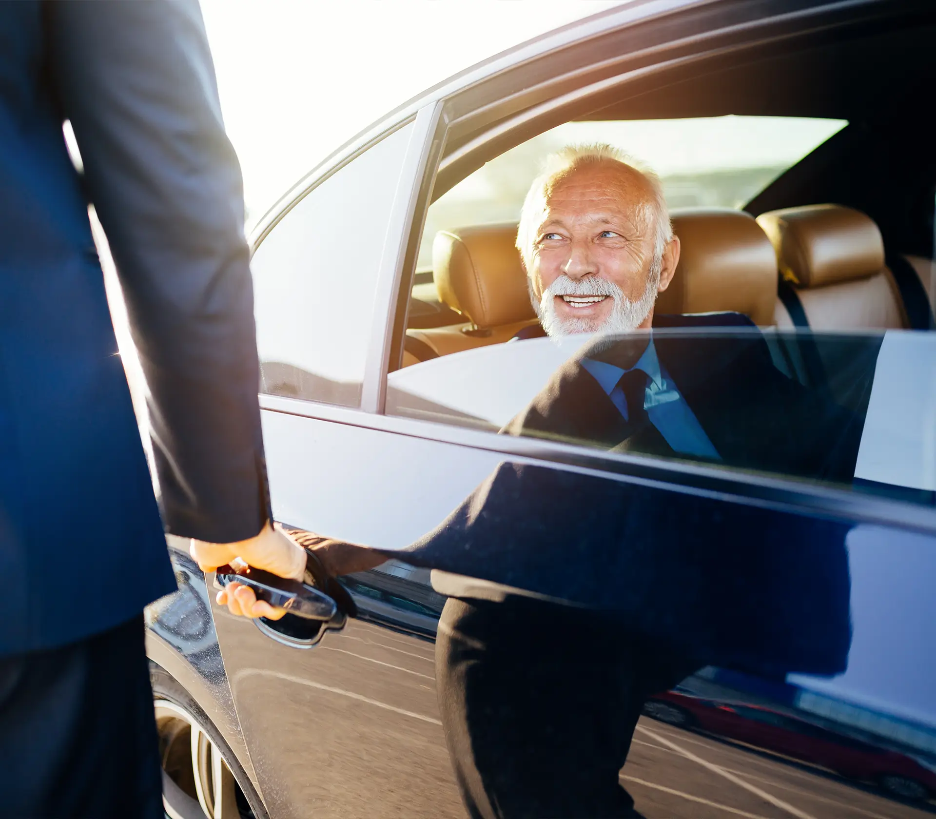 Tür des Fonds wird geöffnet, damit Person aussteigen kann