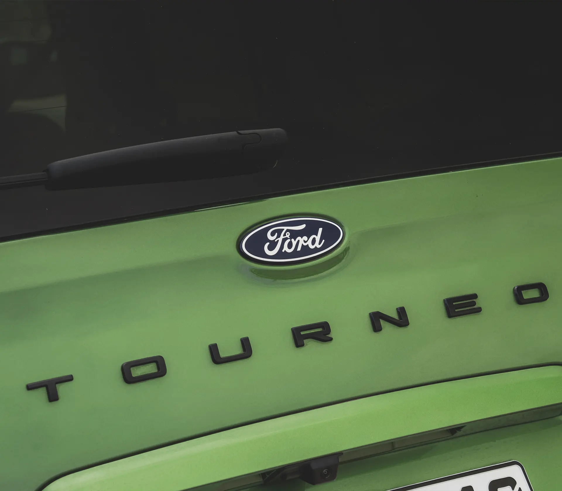 eine Nahaufnahme des Ford und Tourneo Logos am Heck des Fahrzeuges