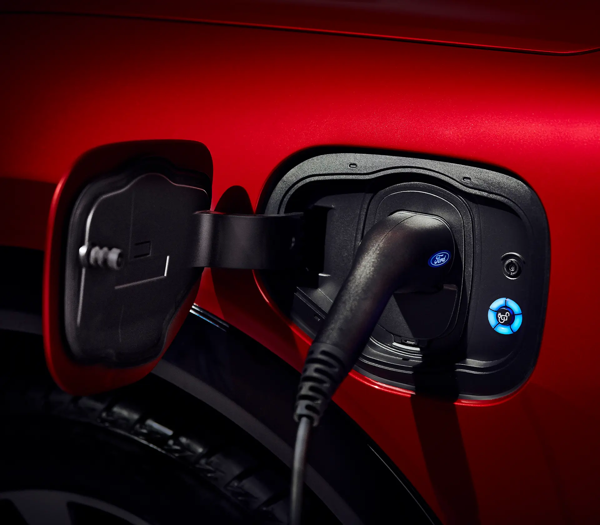 Ladevorgang bei einem roten Mustang Mach-E