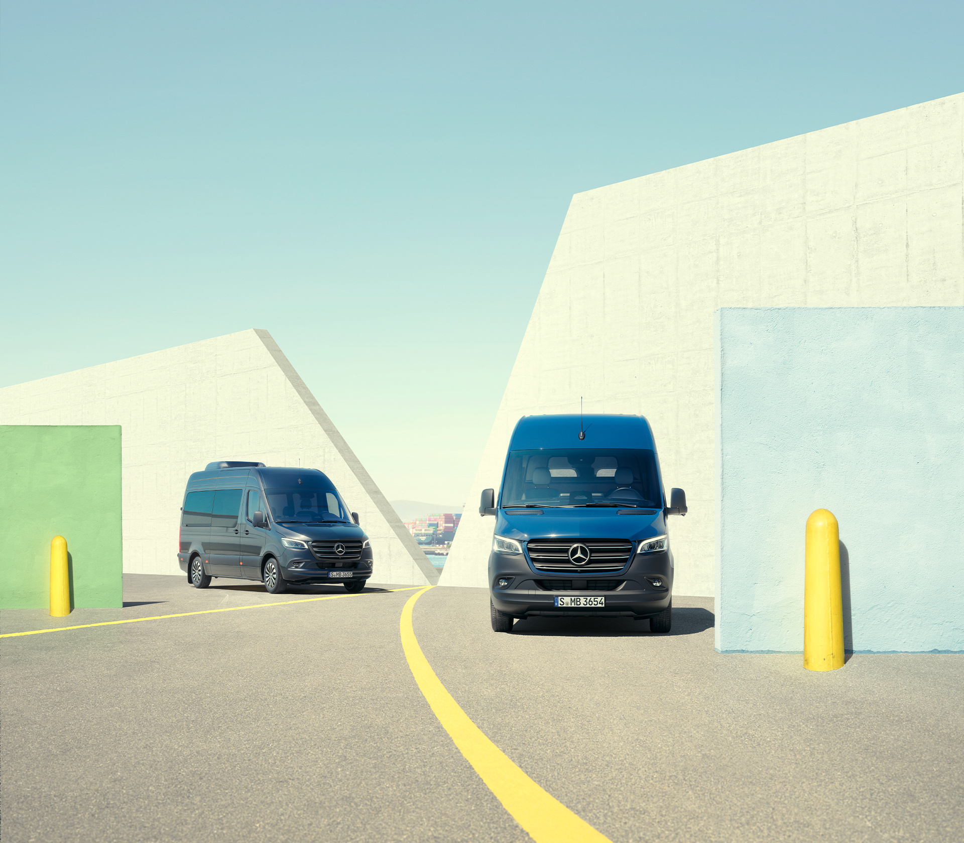 Mercedes-Benz Sprinter, zwei Fahrzeuge auf einer Straße