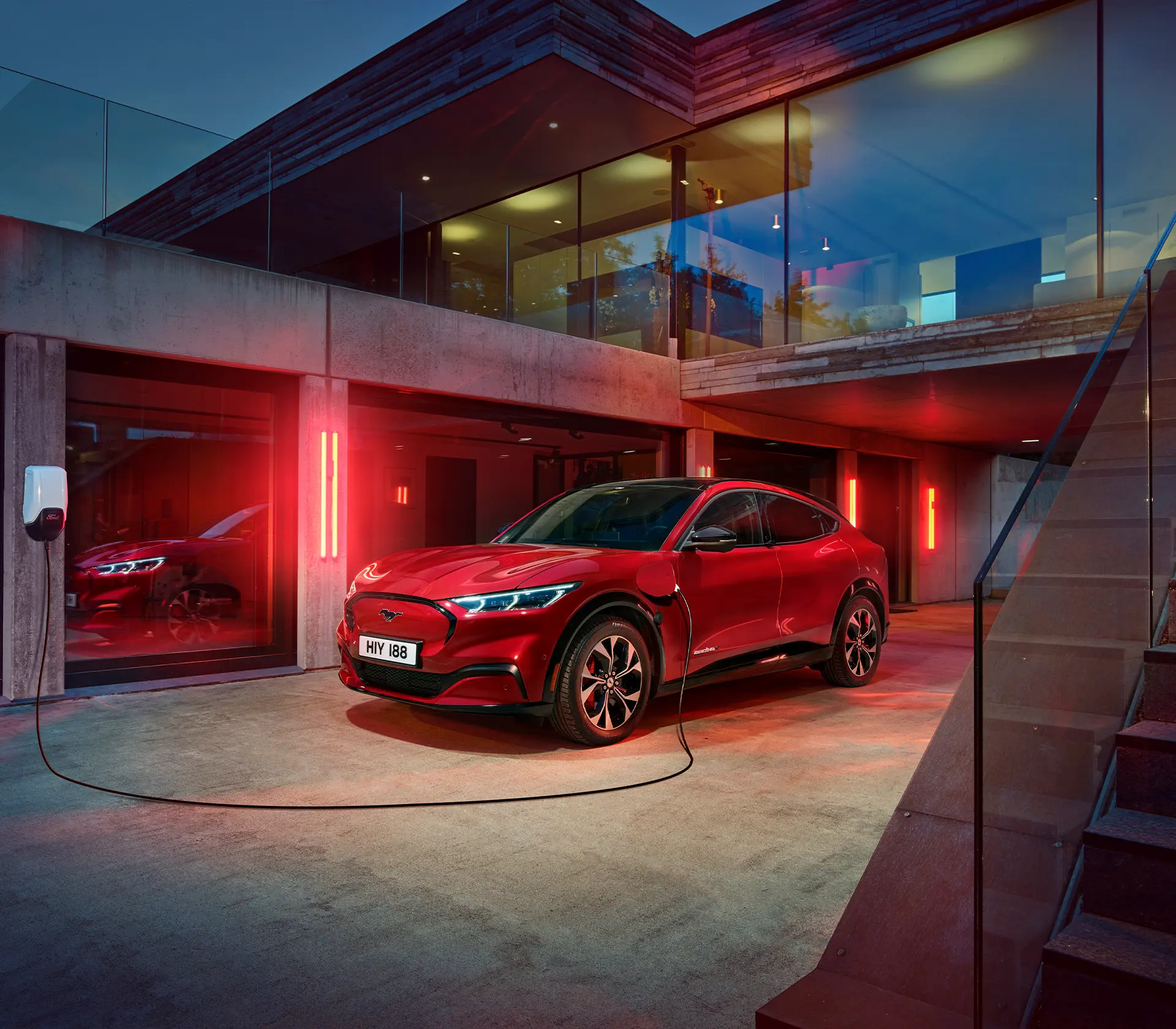 Roter Mustang Mach-E an einer Ladesäule