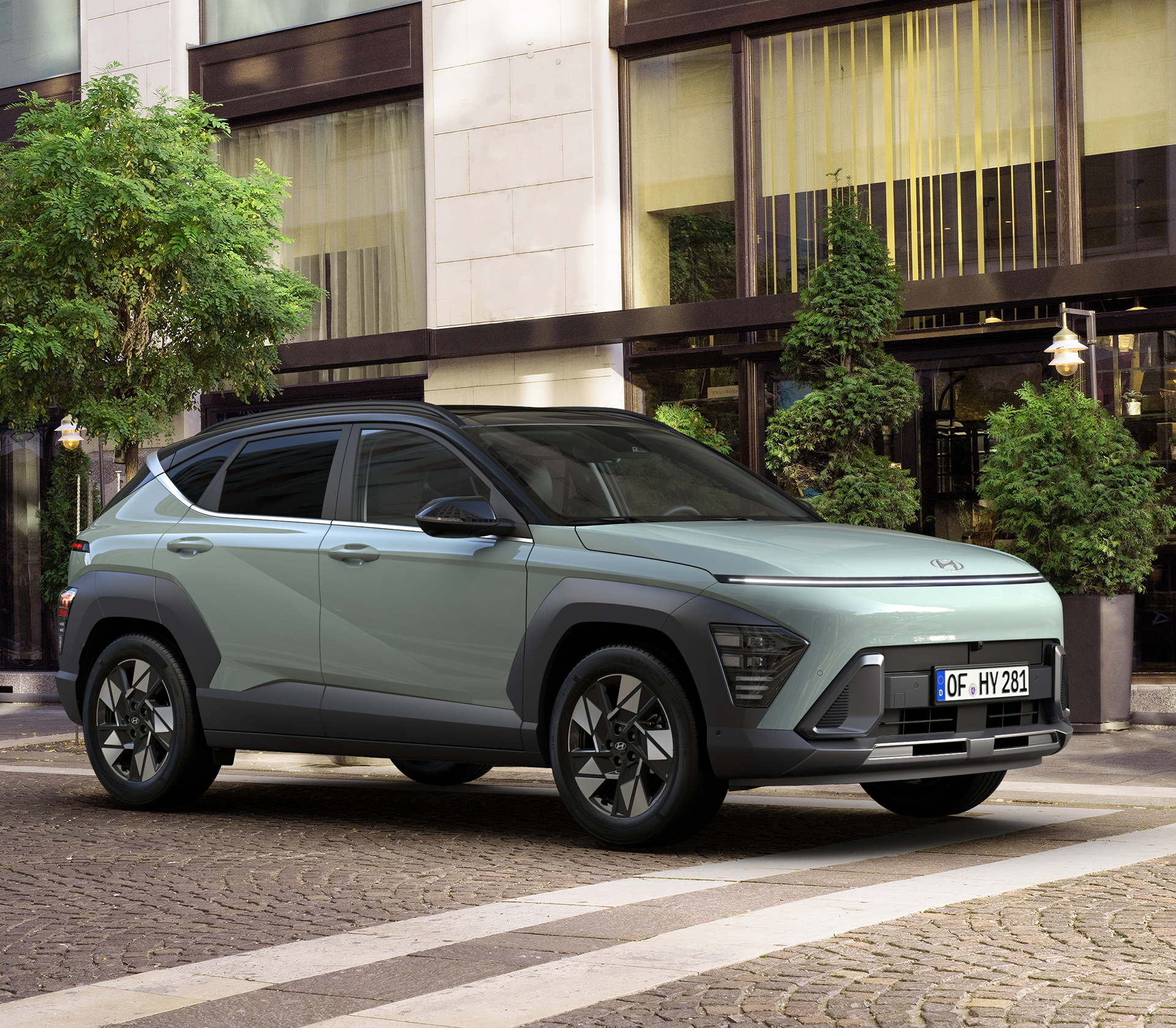 Hyundai KONA  von der Seite und vorne mit einem Gebäude im Hintergrund
