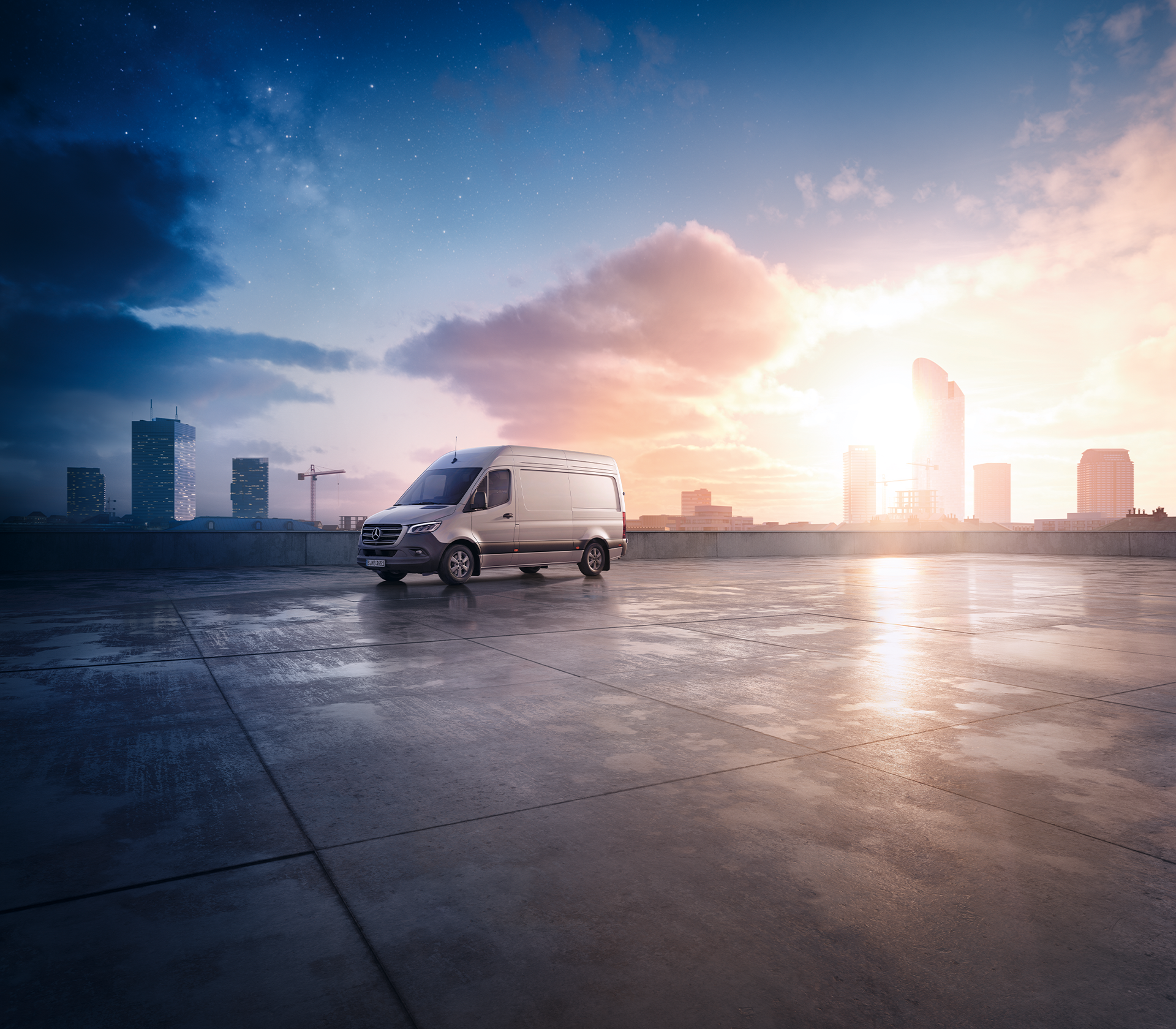 Mercedes-Benz Sprinter  in weiß mit einer Stadt im Hintergrund und dem Sonnenuntergang