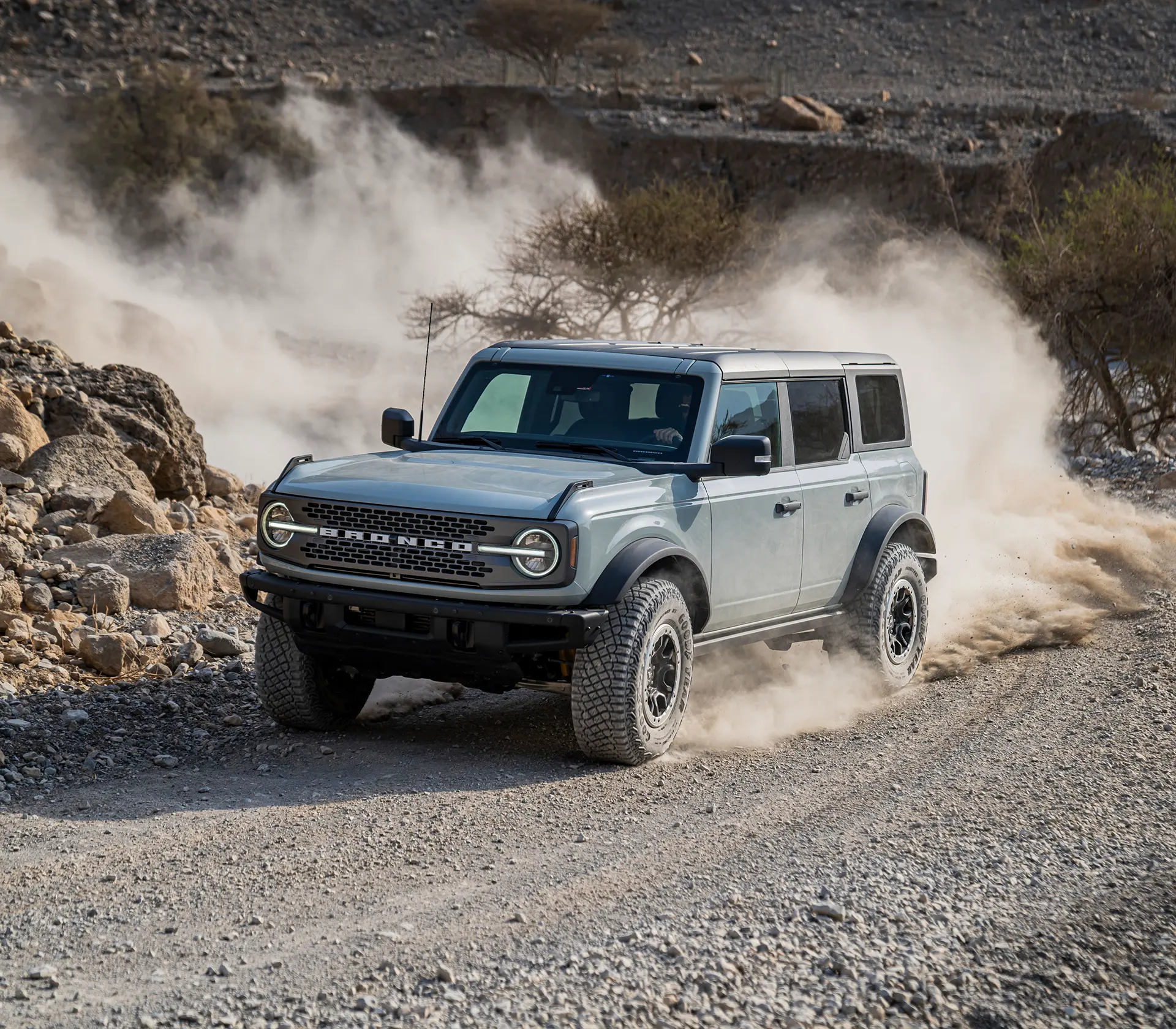 Der Bronco fährt Offroad und hinterlässt Staubwolke
