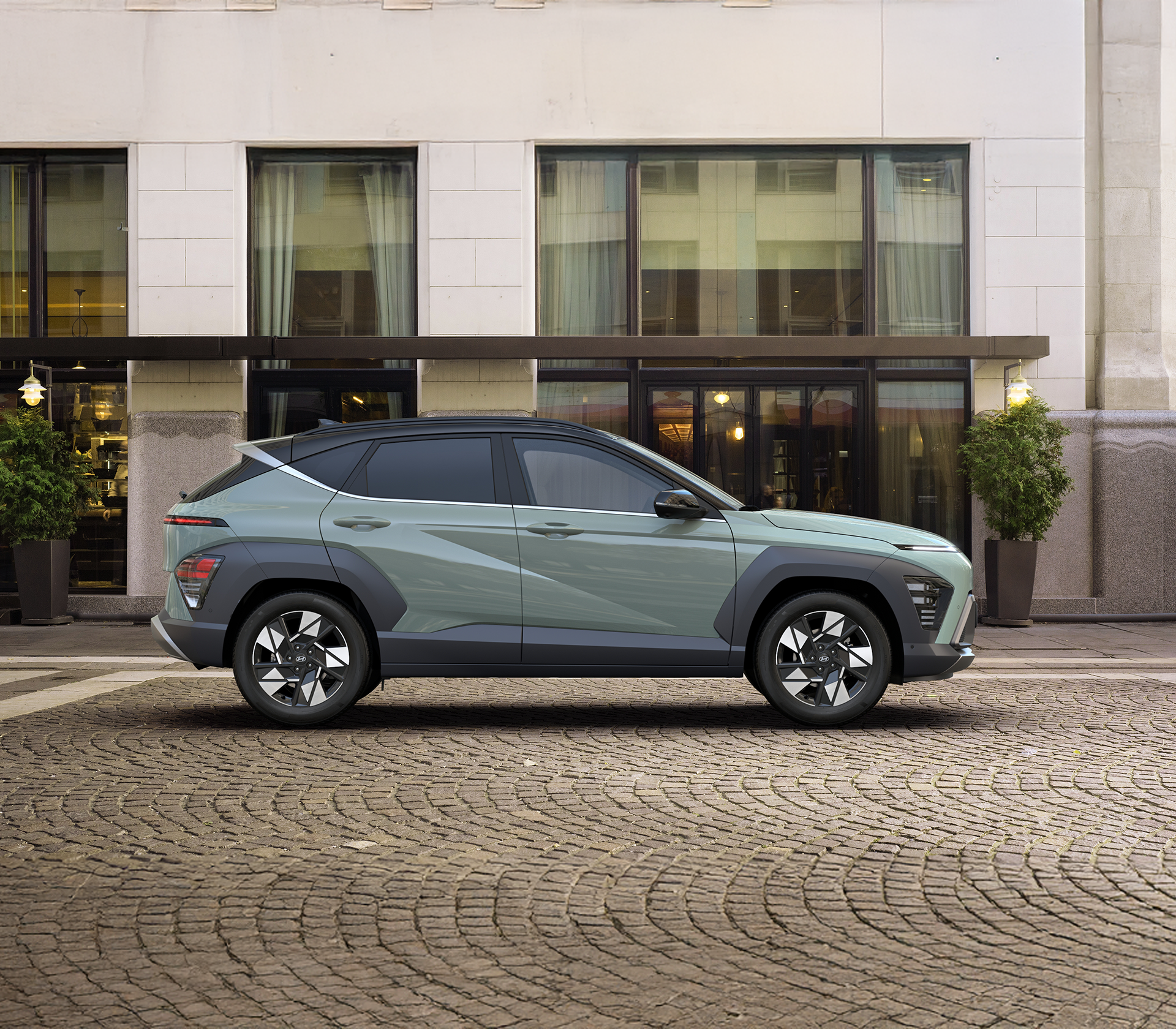 Hyundai KONA von der Seite vor einem modernen Gebäude