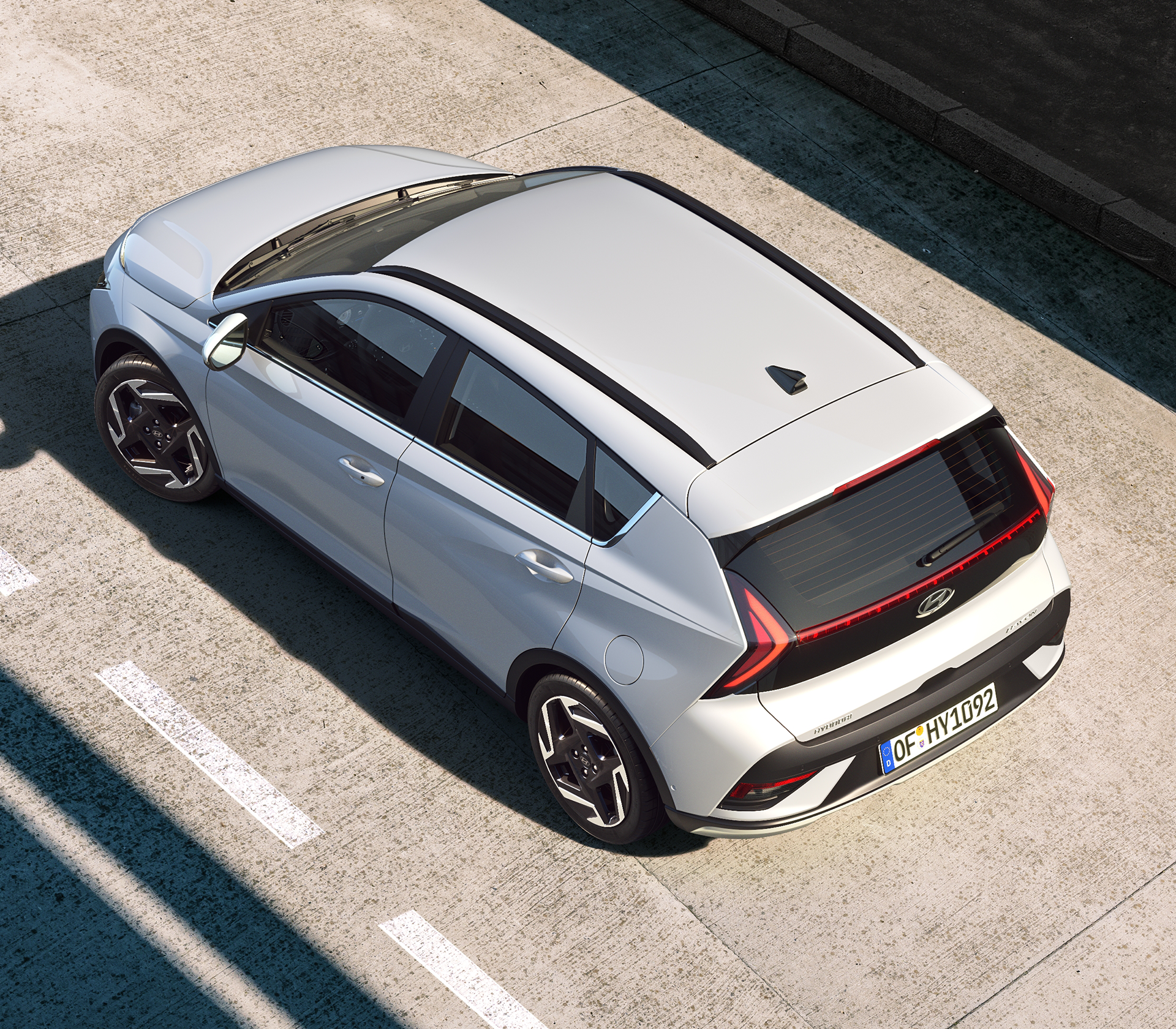 Hyundai BAYON in weiß von oben auf einer Straße