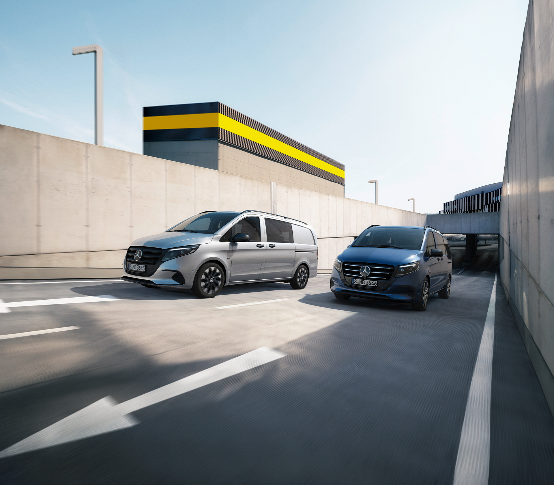 „Zwei Mercedes-Benz Vito in einer modernen Tiefgaragenausfahrt mit urbanem Hintergrund und klarer Linienführung.“