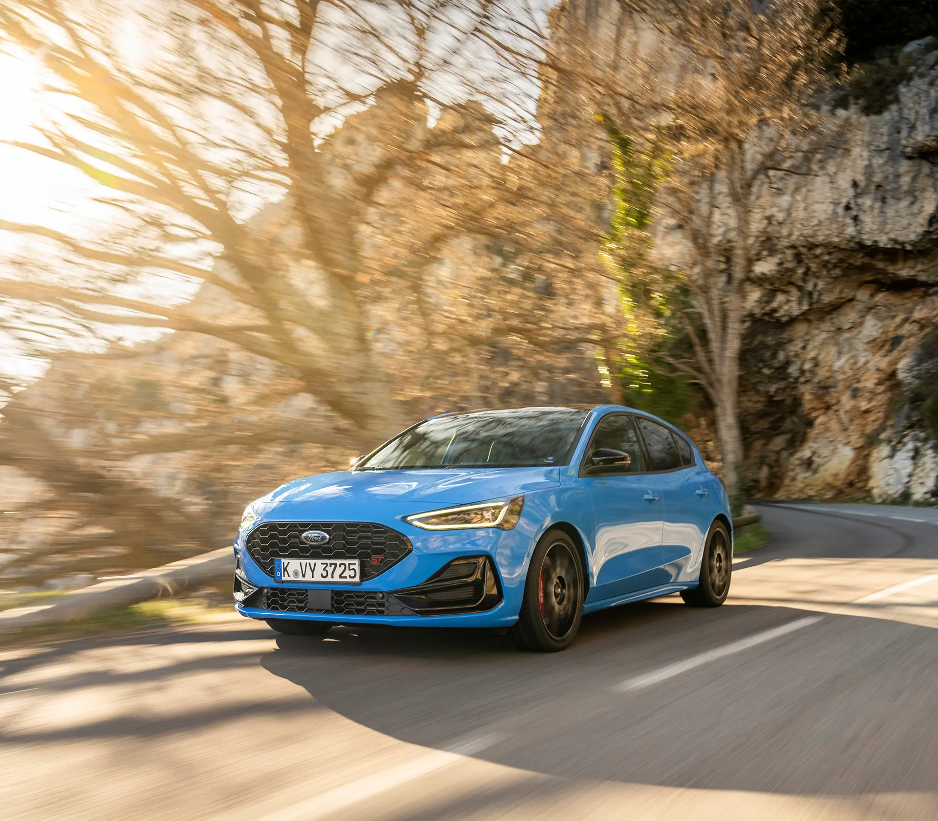 der blaue Ford Focus ST fährt auf der Straße