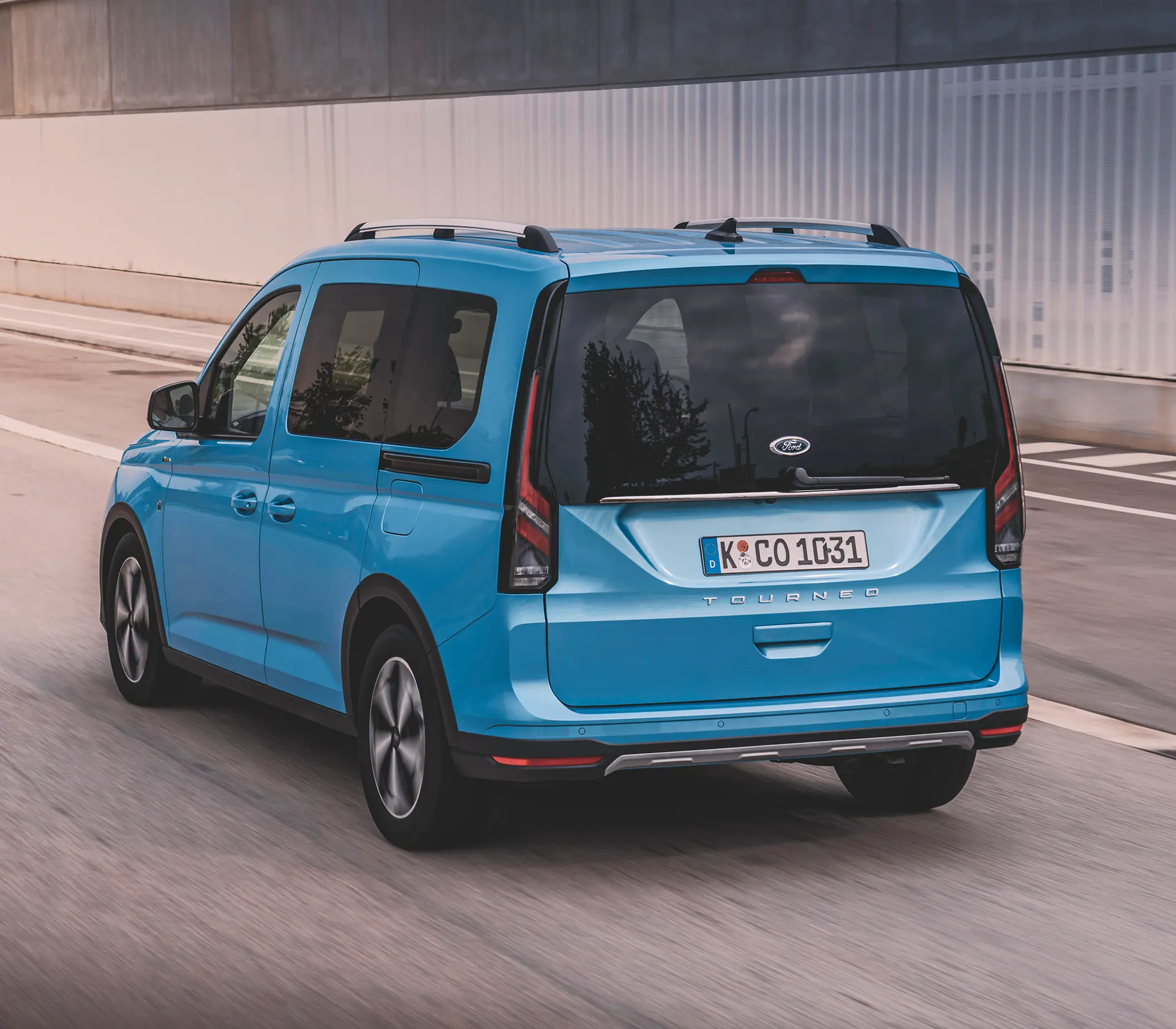 blauer Ford Tourneo-Connect fährt auf der Straße