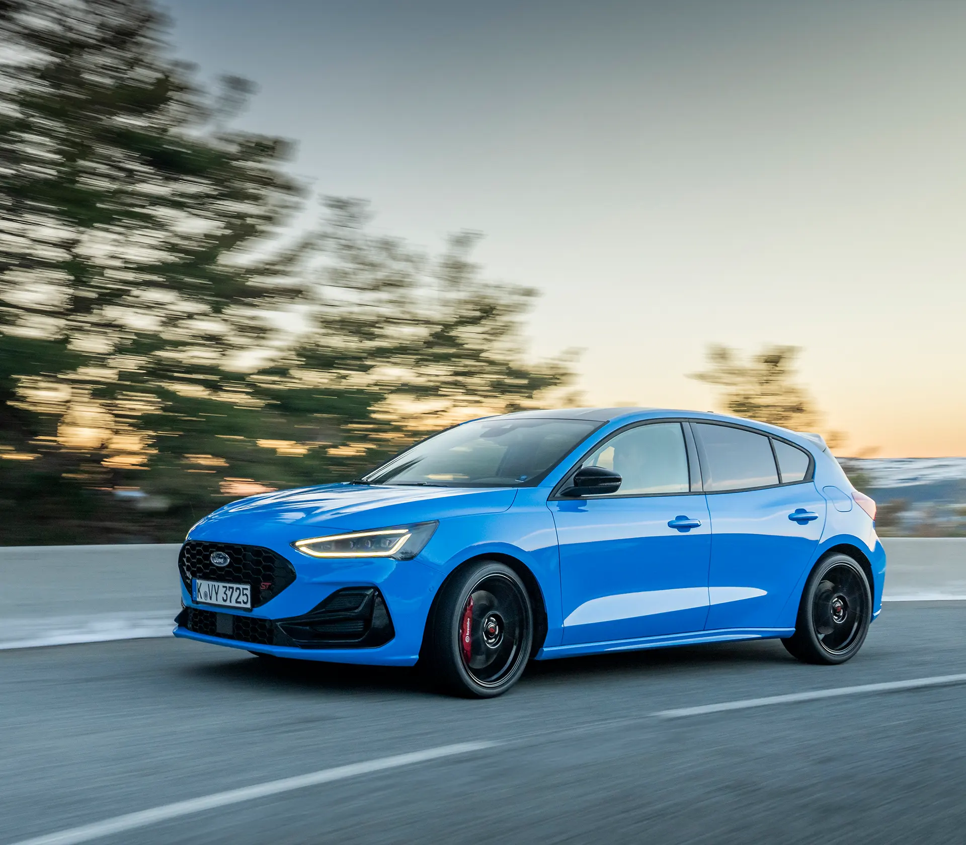 der blaue Ford Focus ST fährt auf der Straße