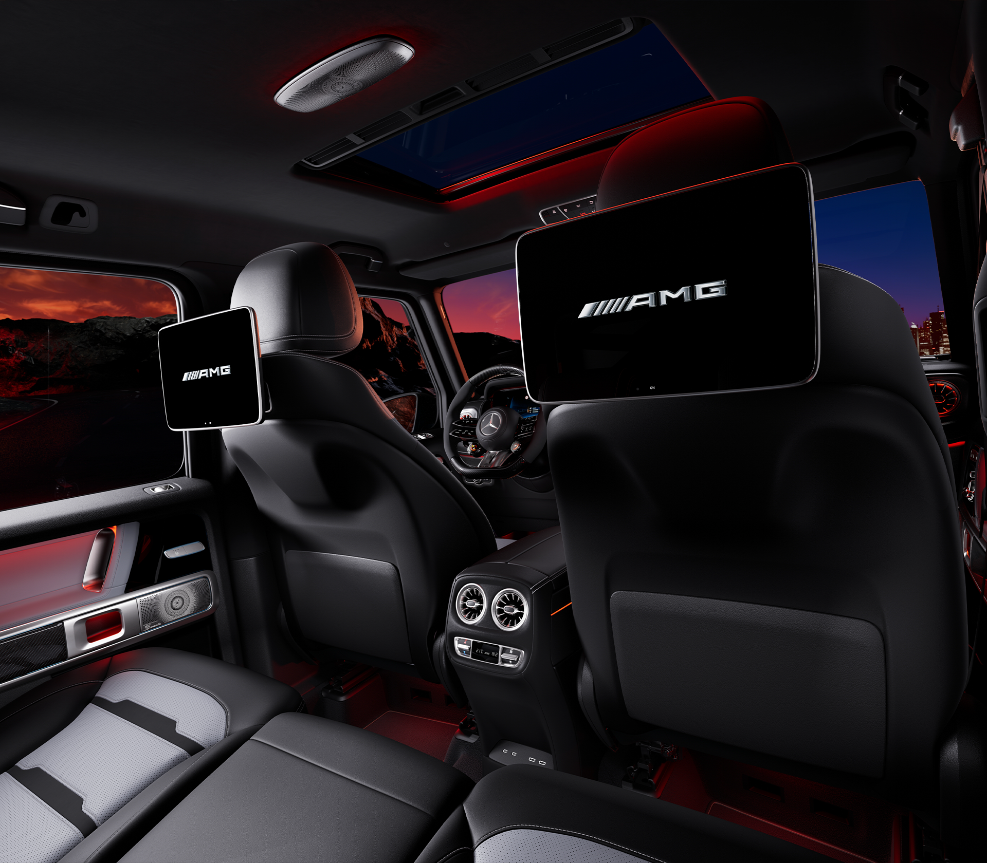 Mercedes-Benz G-Klasse Innenraum von der hinteren Sitzbank Ansicht auf die Vordersitze mit einem kleinen Bildschirm drauf.