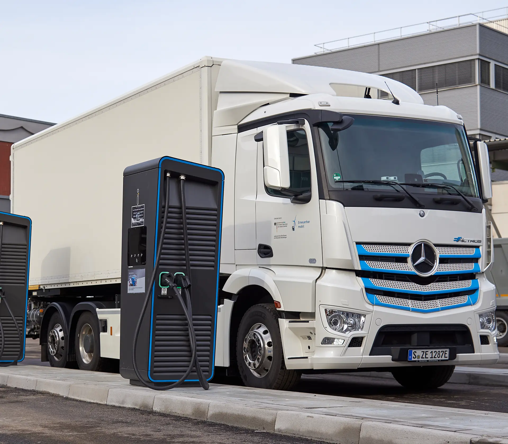 eActros 400 an der Ladestation