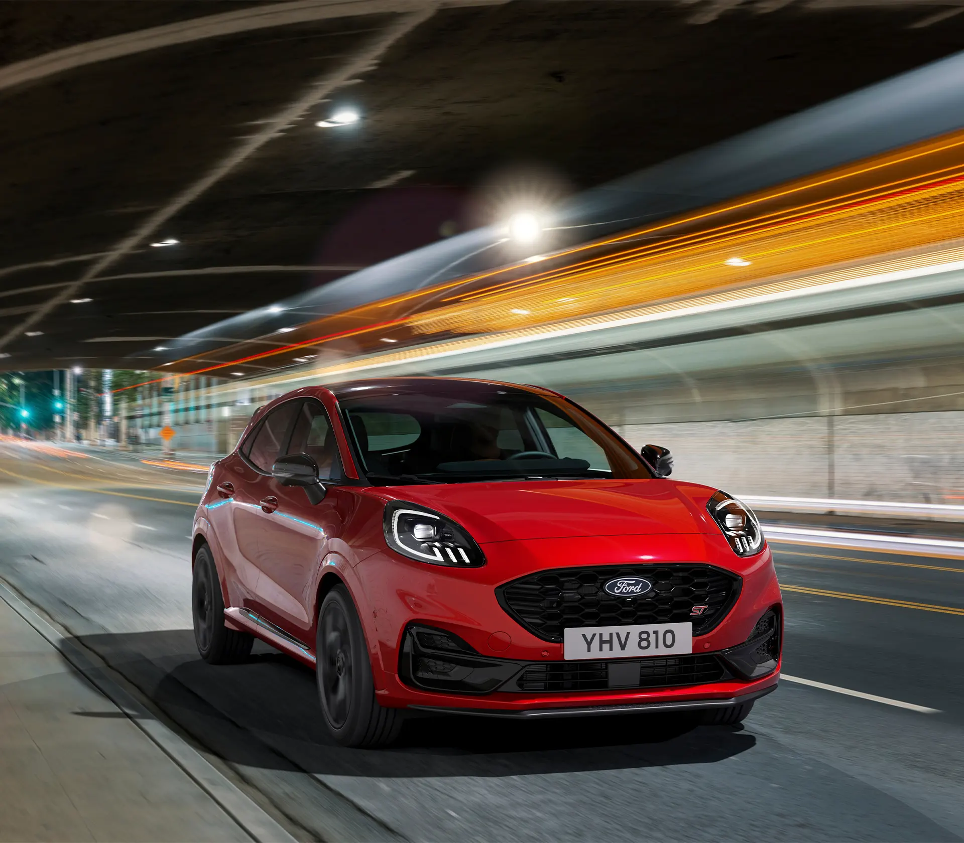 Roter Puma St fährt auf der Straße