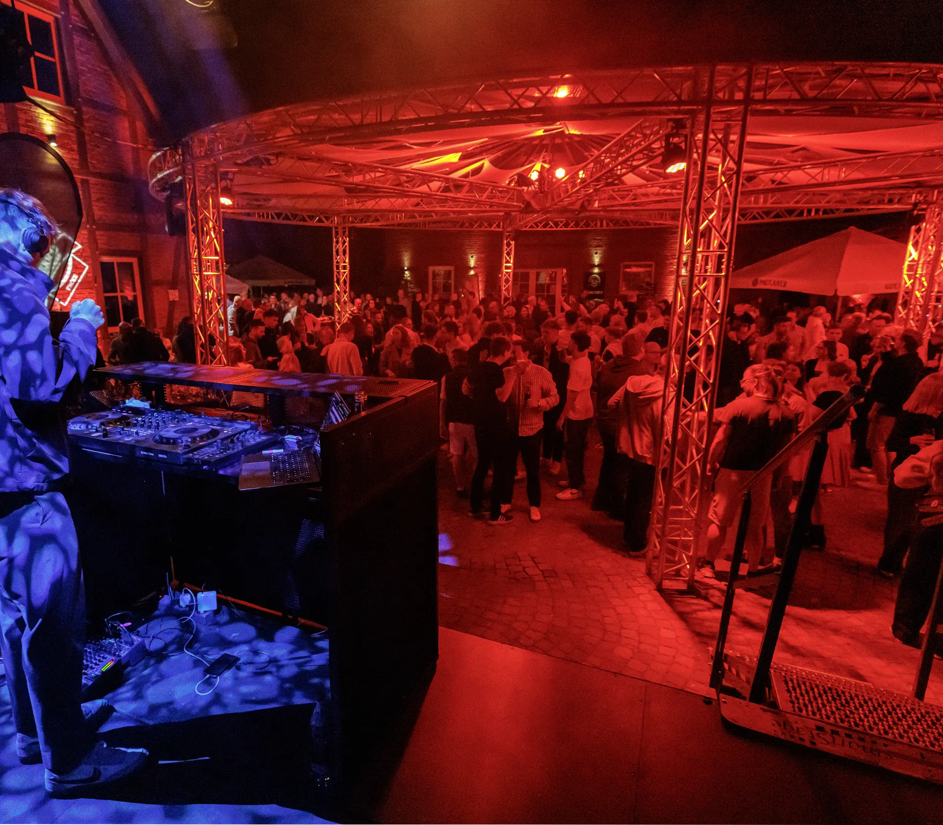 BERESA Sommerfest hinter dem DJ und man sieht Menschen auf der Tanzfläche