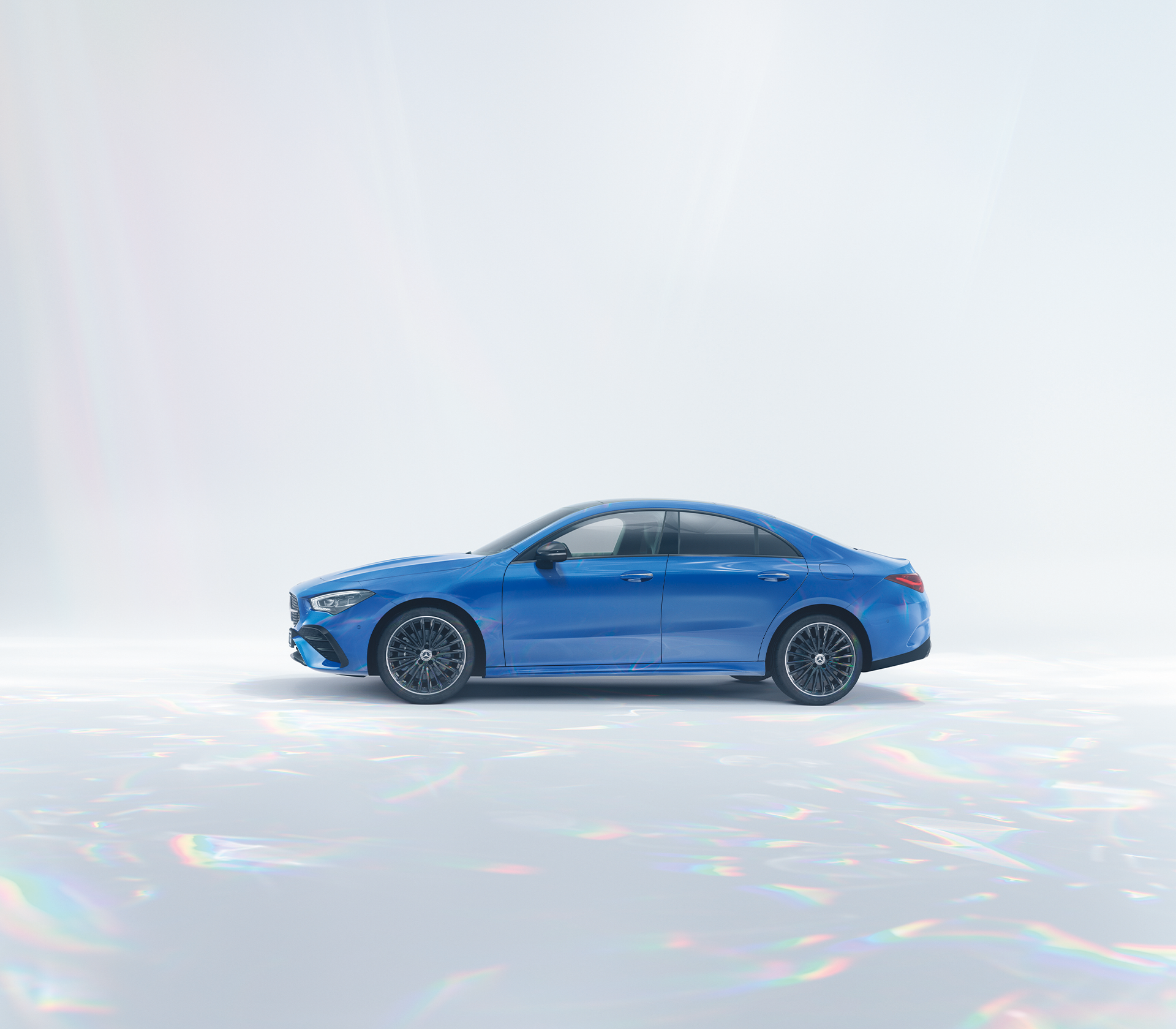 Mercedes-Benz CLA in blau in Studioumgebung
