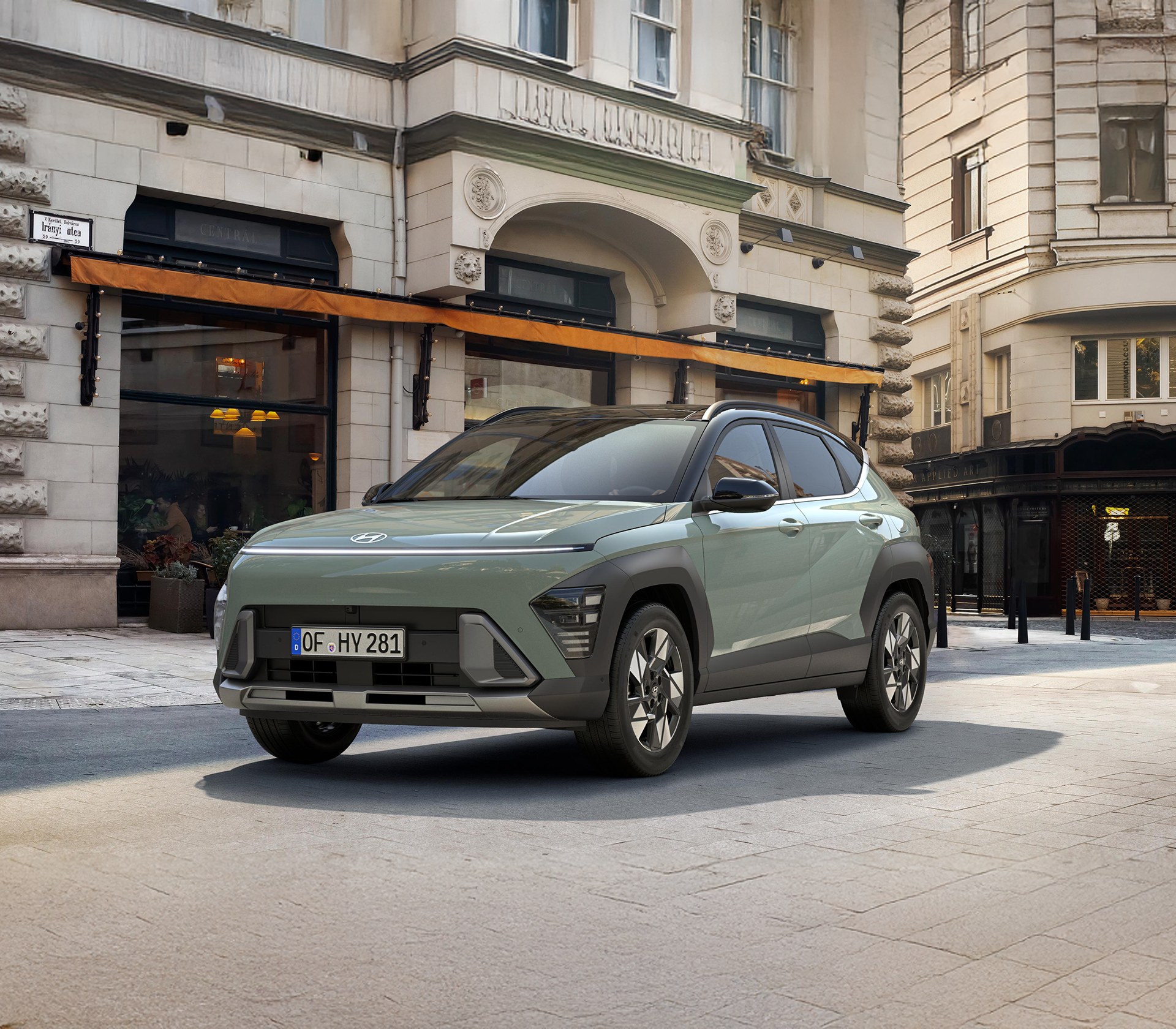 Hyundai KONA schräg von vorne mit Gebäuden im Hintergrund
