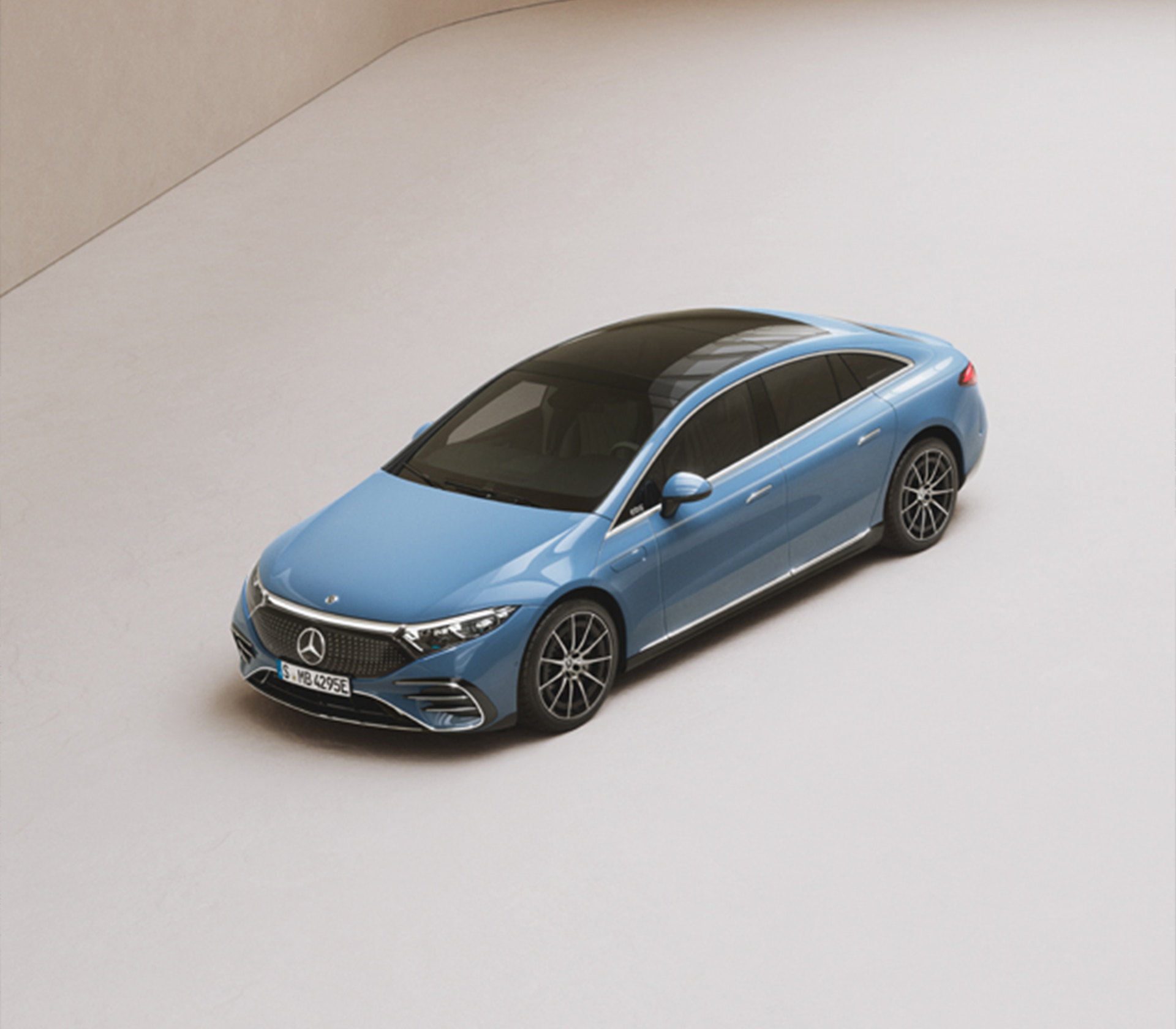 EQE Limousine in Hellblau aus der Vogelperspektive