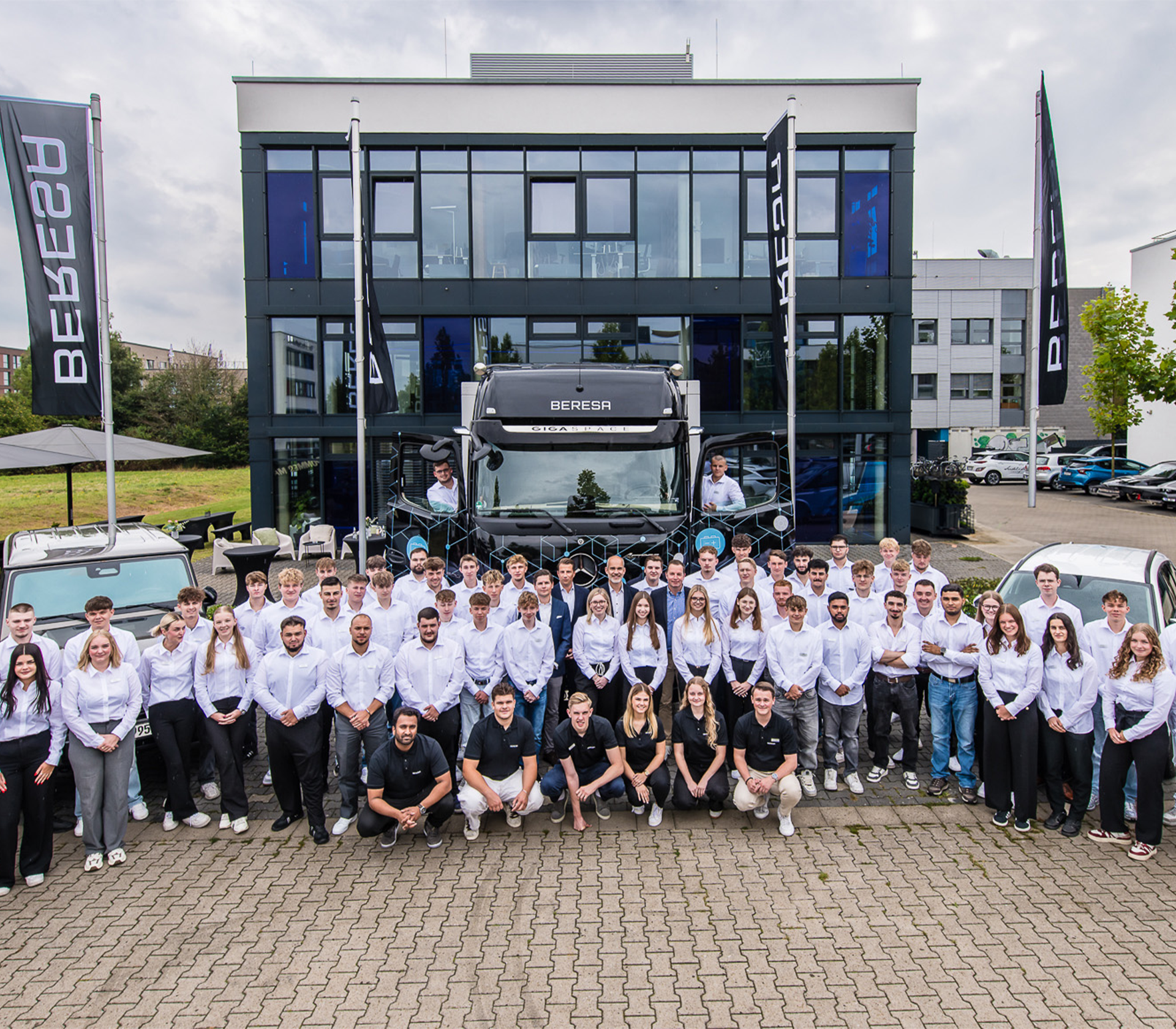 Gruppenfoto der neuen BERESA Azubis 2025 mit einem LKW im Hintergrund