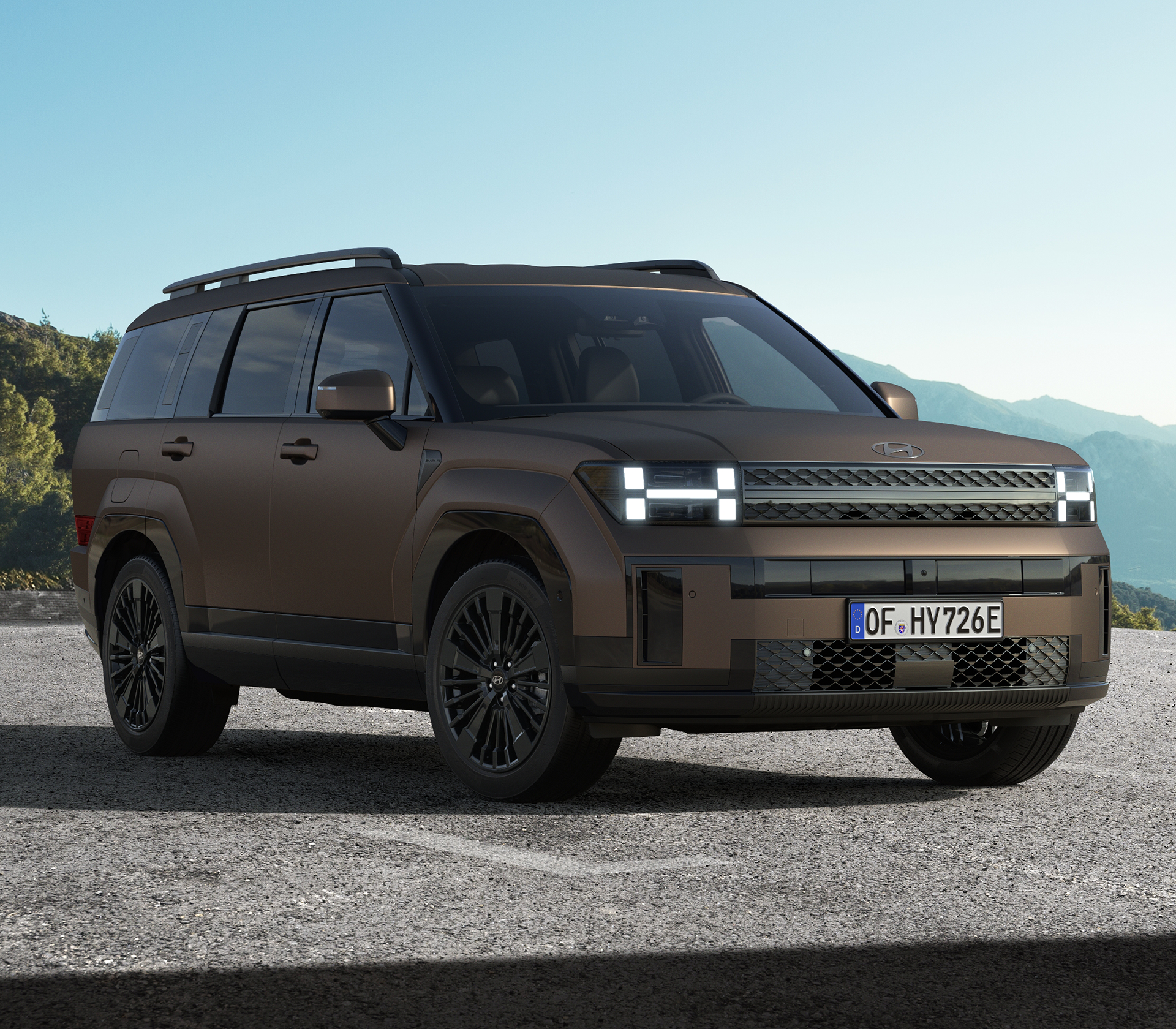 Hyundai SANTA FE nah schräg von vorne mit markanten Scheinwerfern