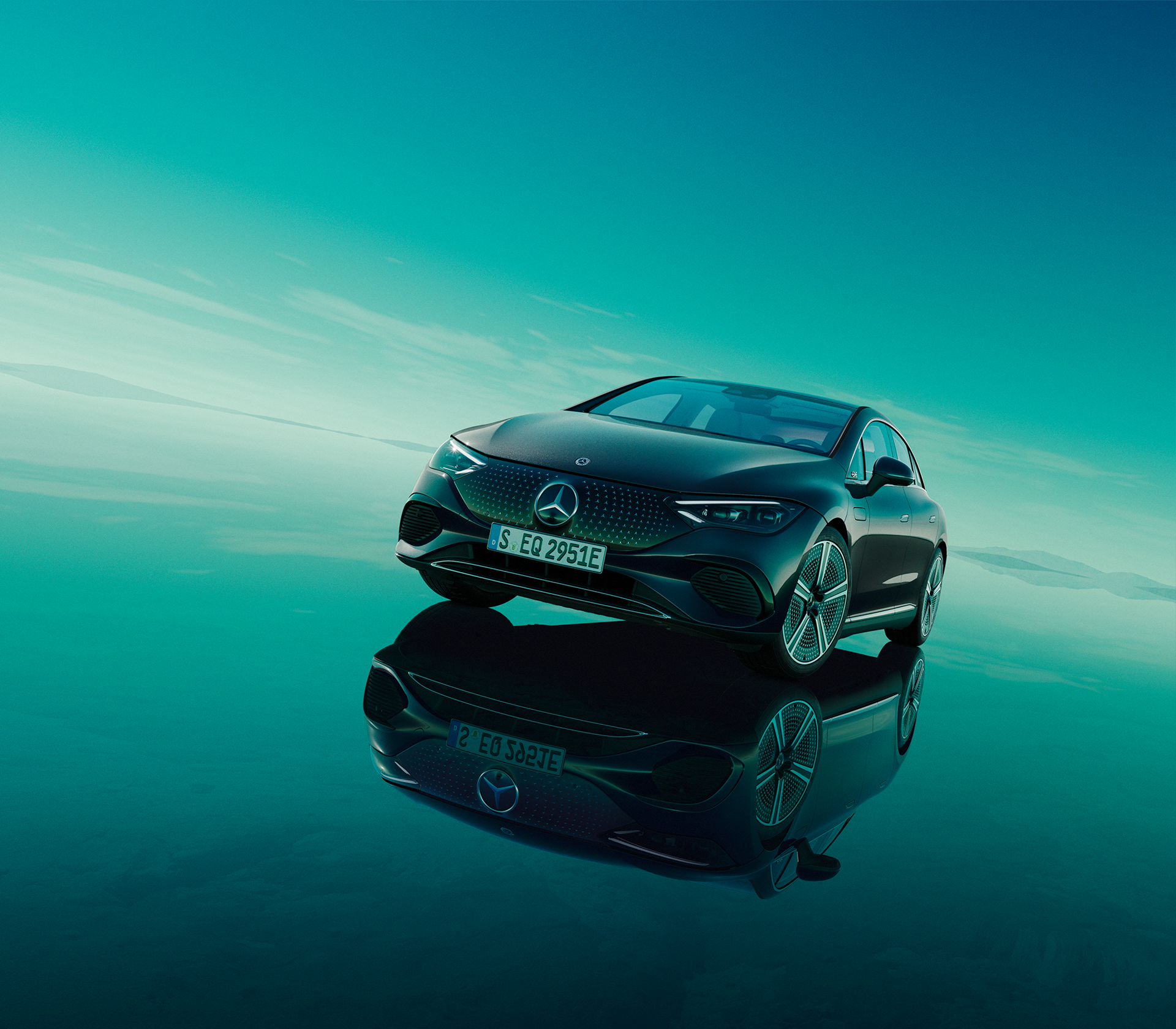 Mercedes-Benz EQE Limousine mit grun-blauem Hintergrund
