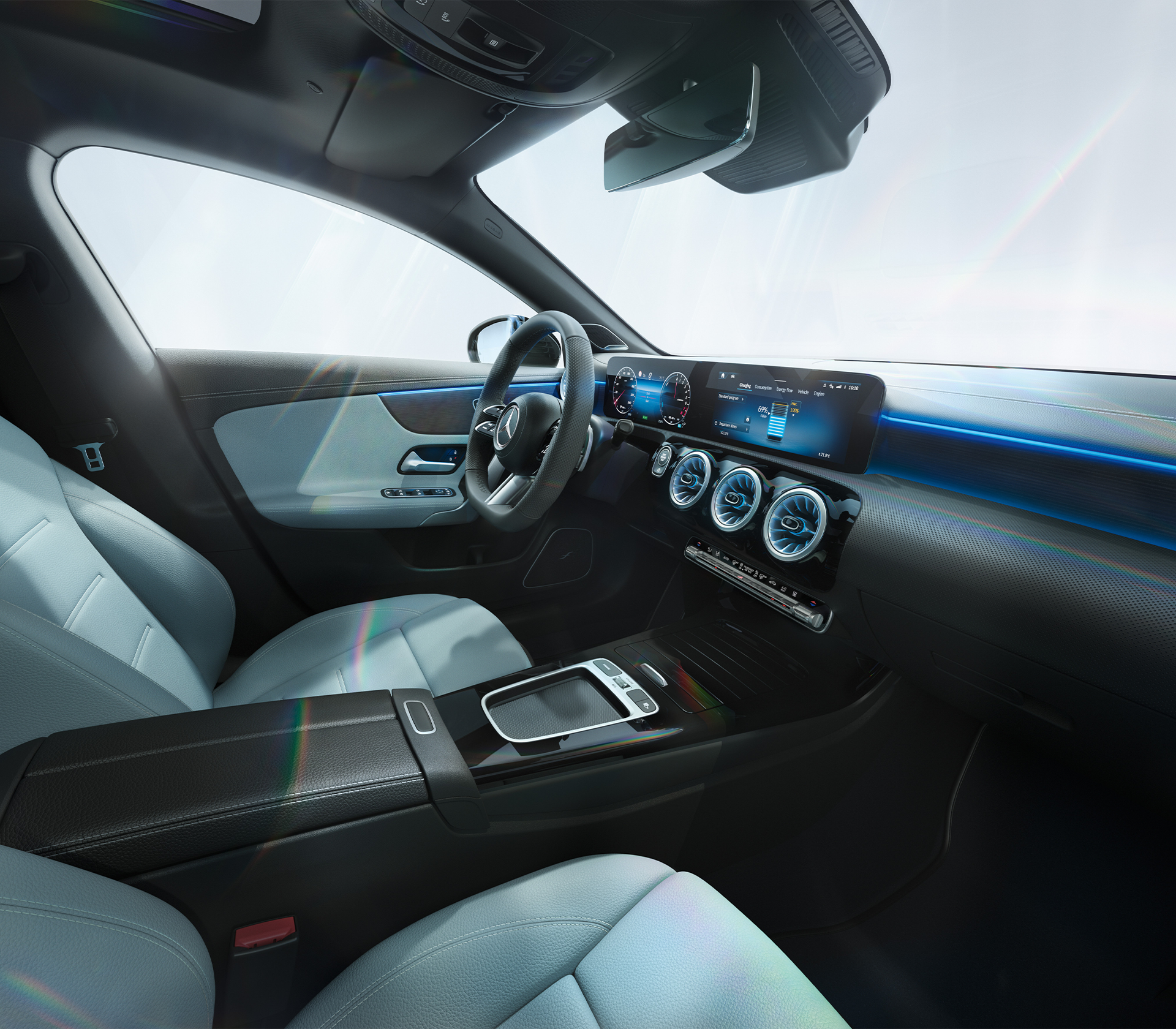 Mercedes-Benz CLA Innenansicht vorne mit weißen Ledersitzen, Lenkrad und Bildschirm