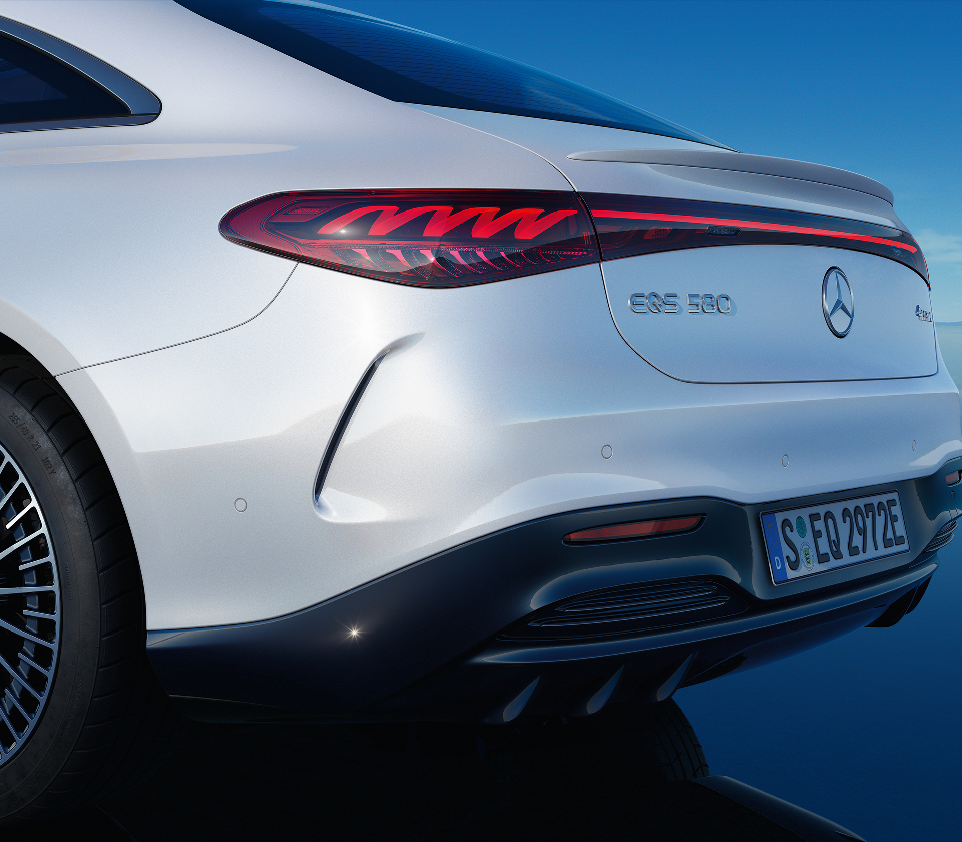 Mercedes-Benz EQS-Limousine in weiß auf Blauem Hintergrund, Heckansicht mah.